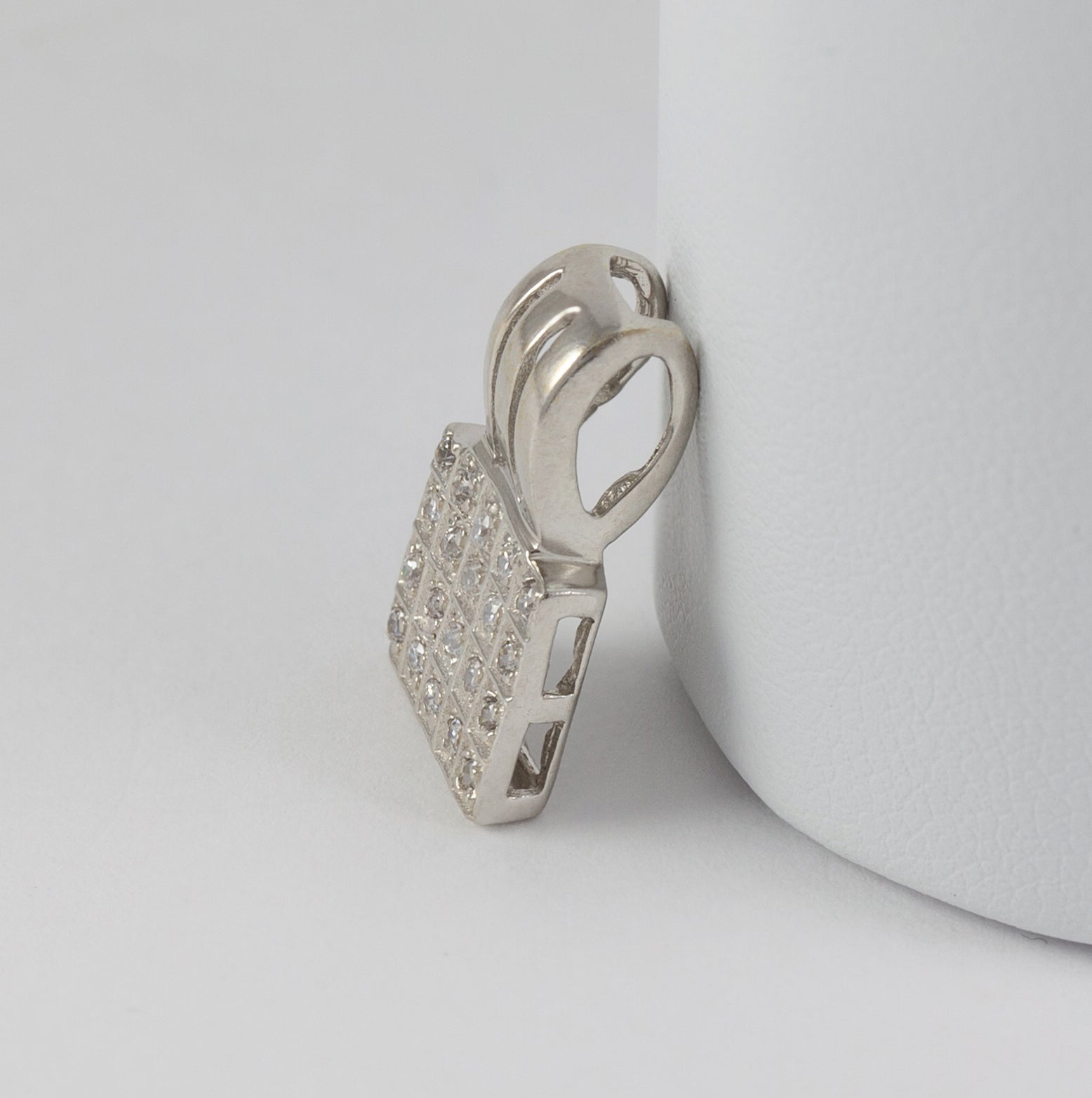 Conjunto pendientes y colgante en oro blanco 18k y brillantes