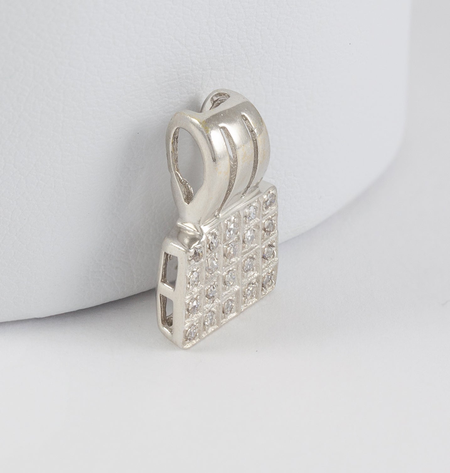 Conjunto pendientes y colgante en oro blanco 18k y brillantes