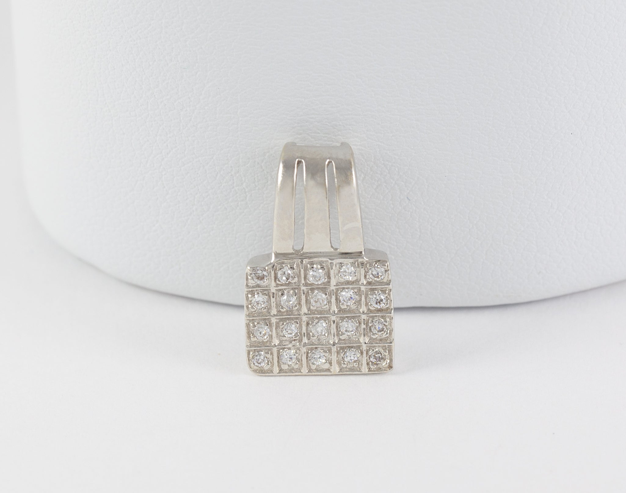 Conjunto pendientes y colgante en oro blanco 18k y brillantes