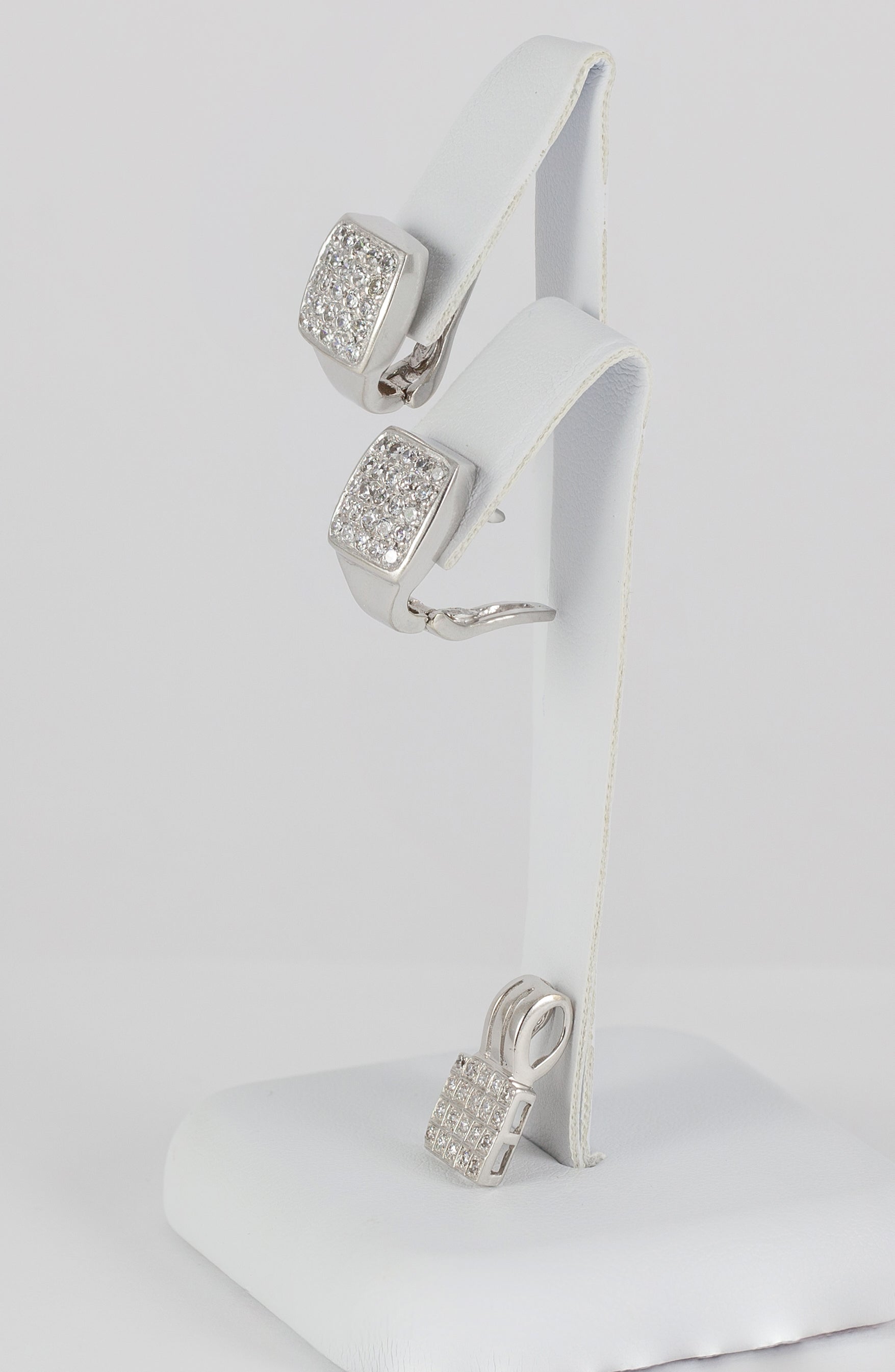 Conjunto pendientes y colgante en oro blanco 18k y brillantes