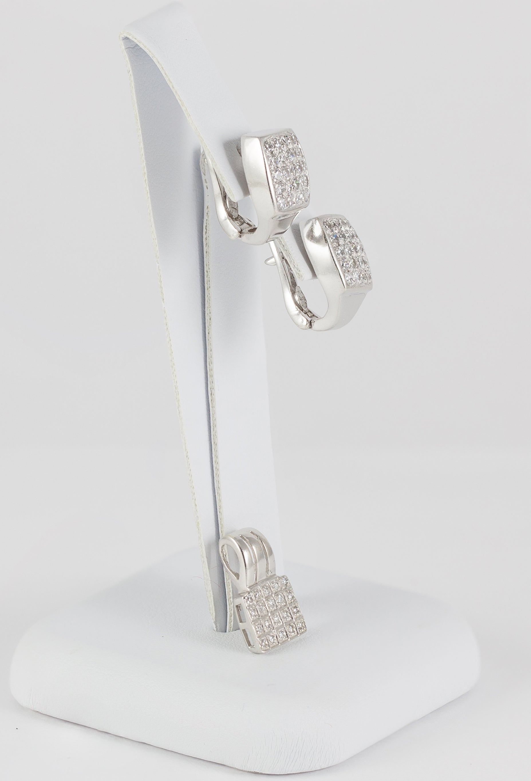 Conjunto pendientes y colgante en oro blanco 18k y brillantes