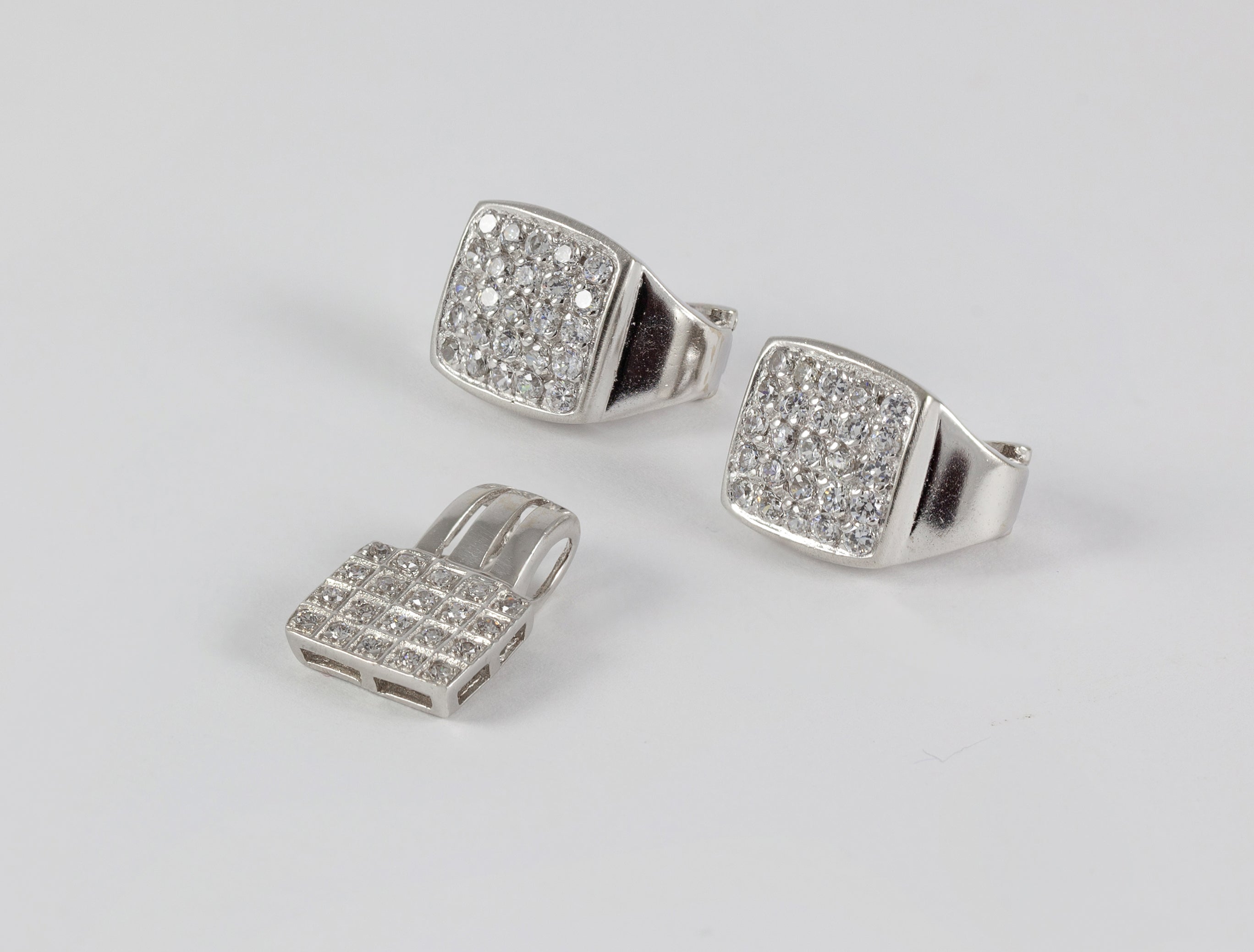 Conjunto pendientes y colgante en oro blanco 18k y brillantes