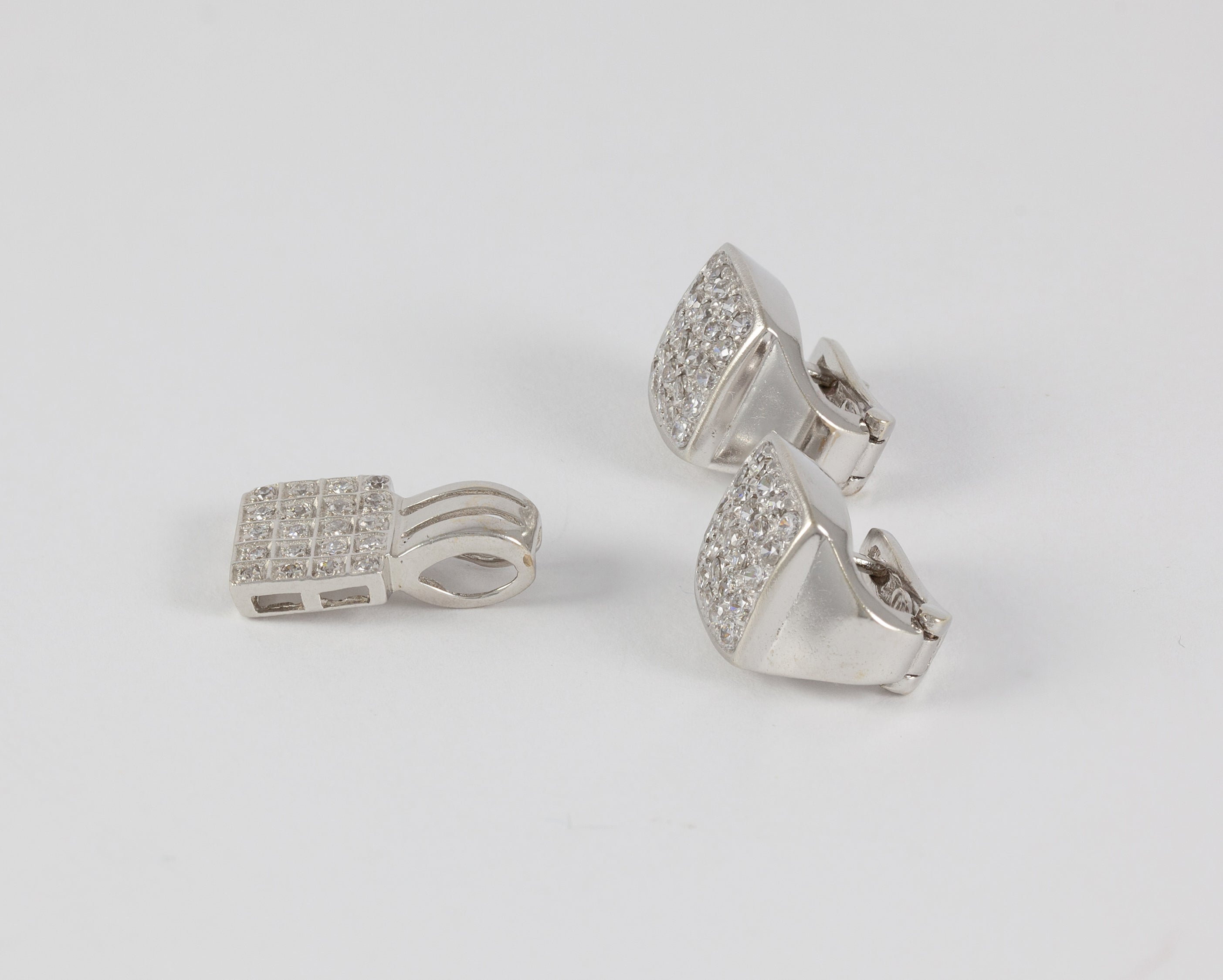 Conjunto pendientes y colgante en oro blanco 18k y brillantes