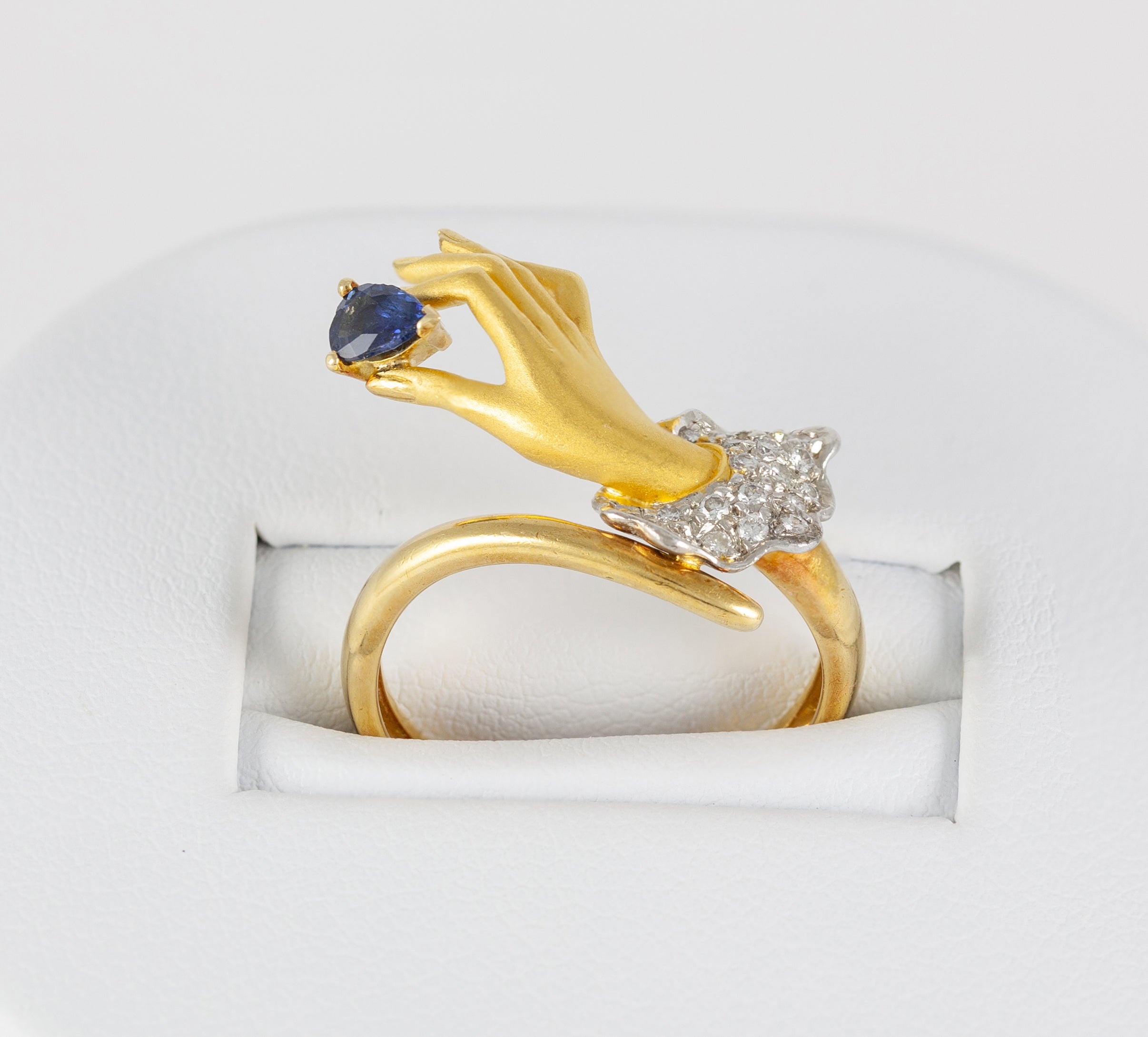 Conjunto Carrera y Carrera Pulsera y Anillo en oro amarillo y blanco 18k brillantes y zafiros