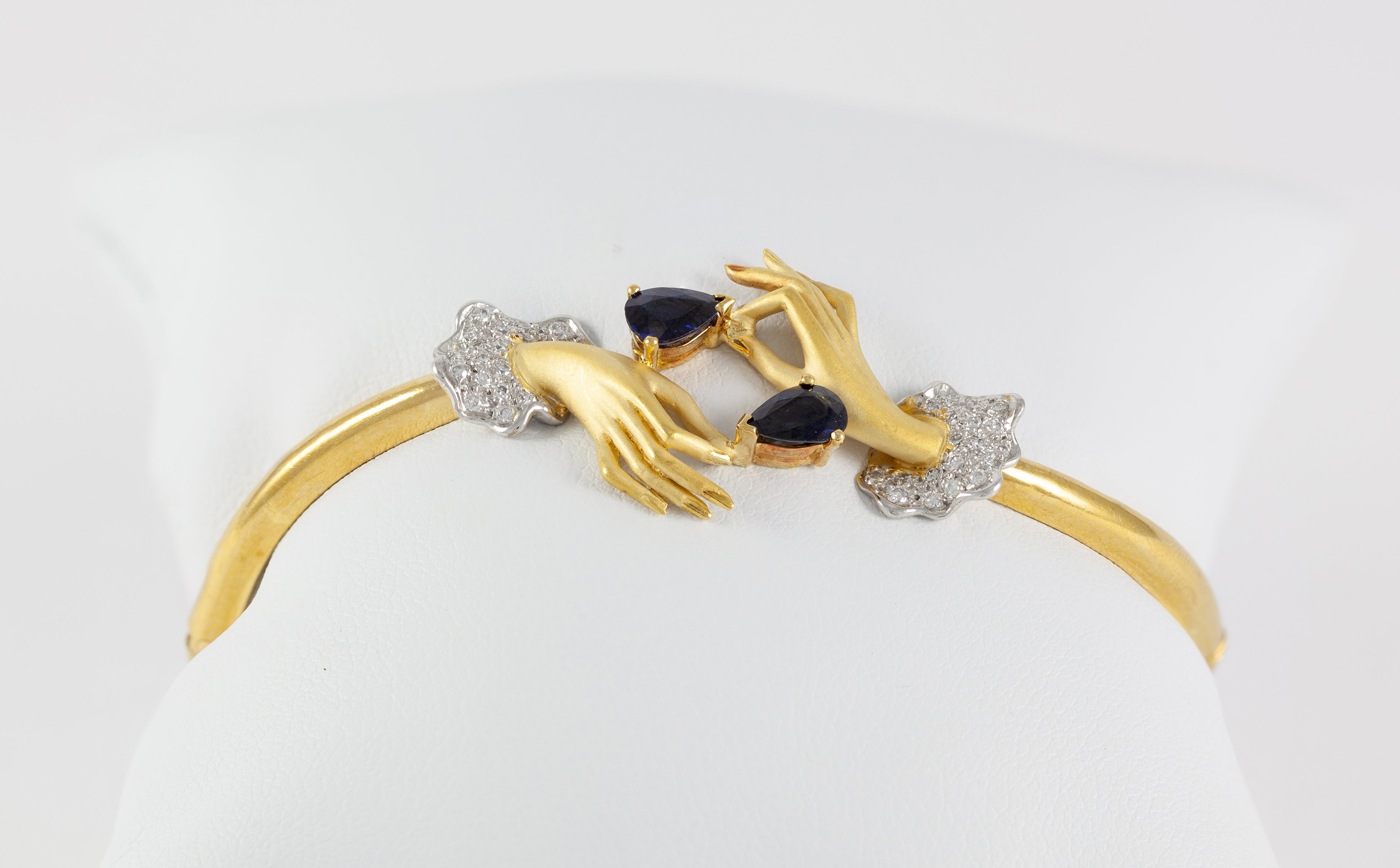 Conjunto Carrera y Carrera Pulsera y Anillo en oro amarillo y blanco 18k brillantes y zafiros