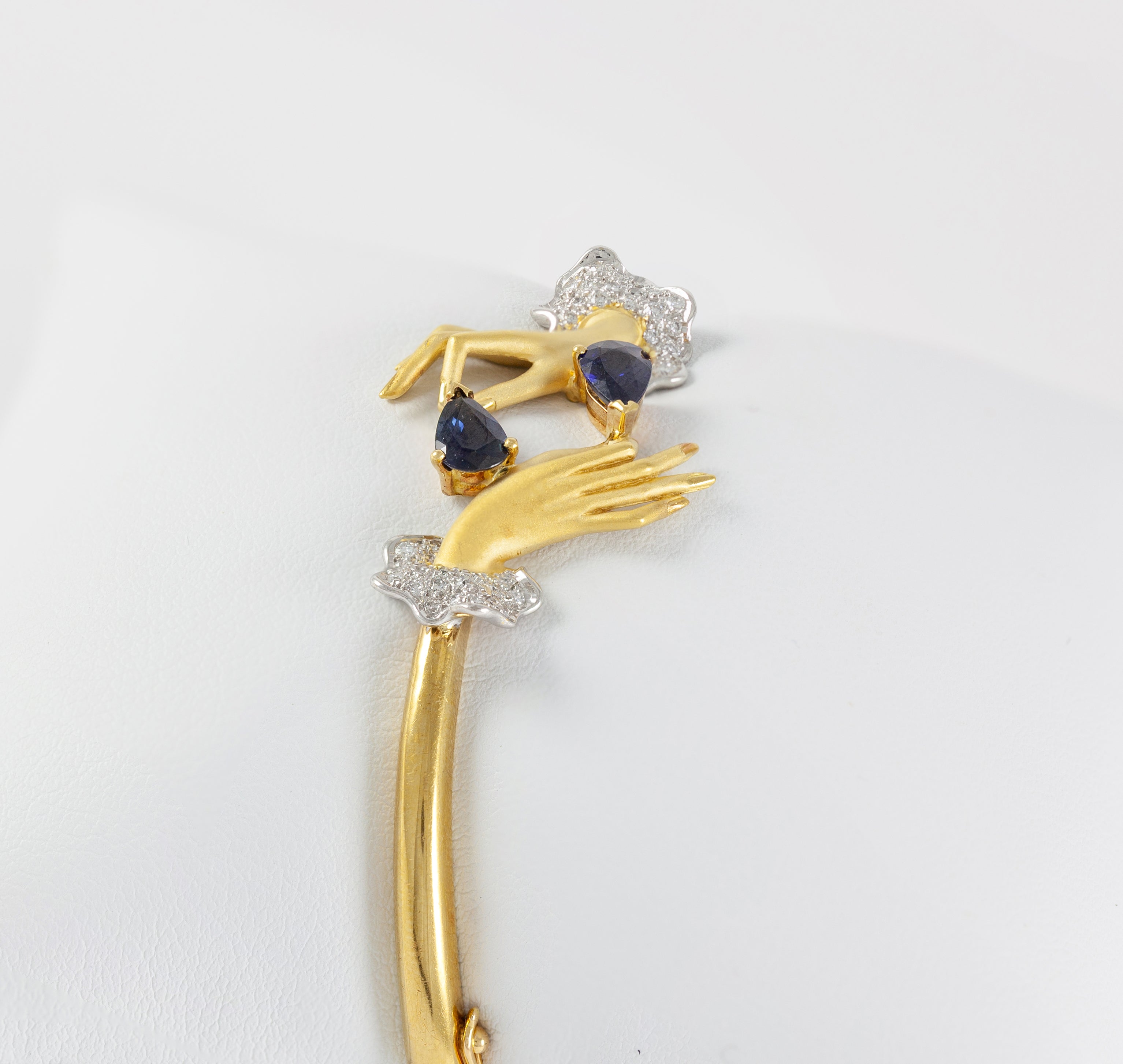 Conjunto Carrera y Carrera Pulsera y Anillo en oro amarillo y blanco 18k brillantes y zafiros