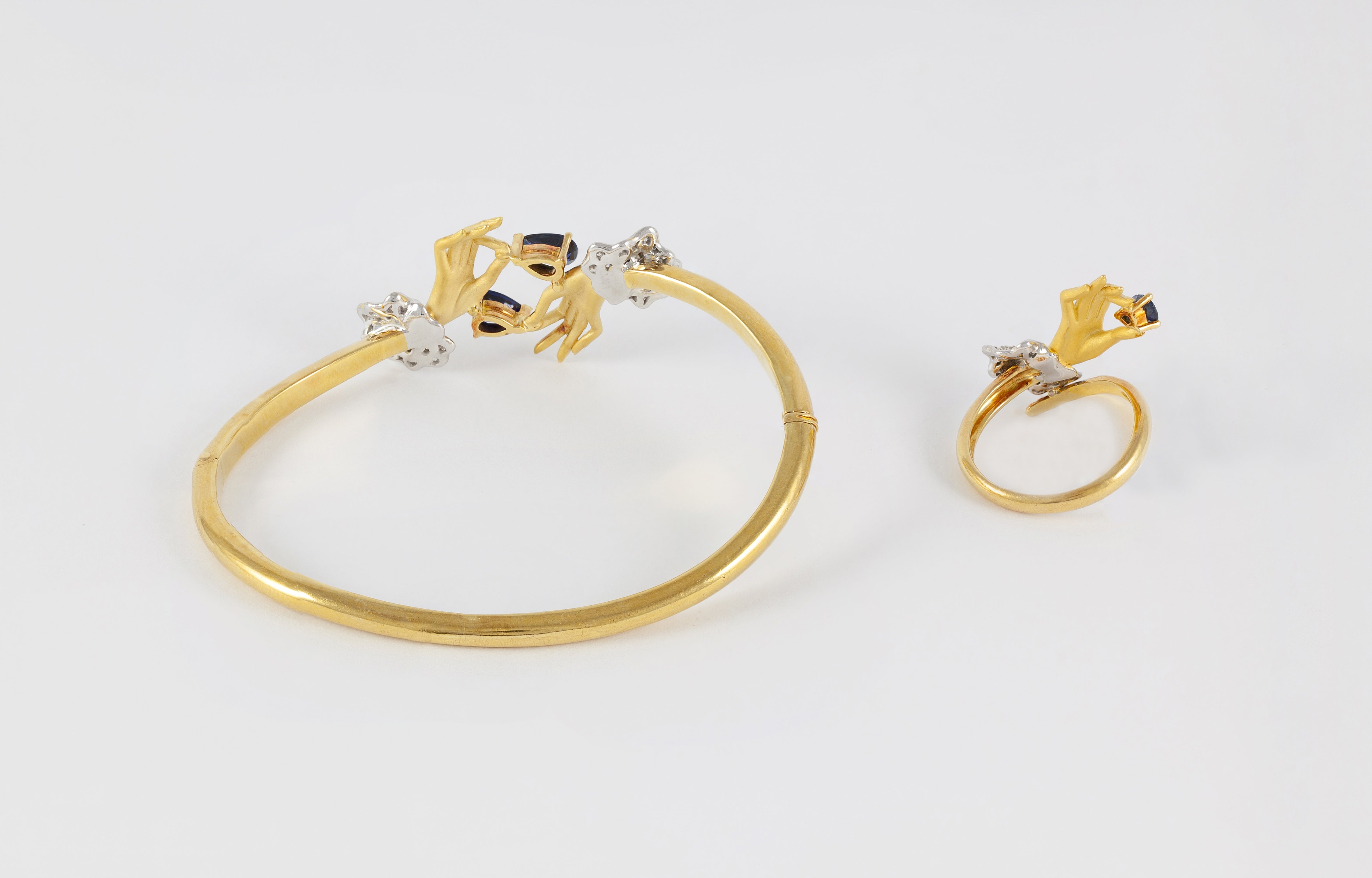 Conjunto Carrera y Carrera Pulsera y Anillo en oro amarillo y blanco 18k brillantes y zafiros