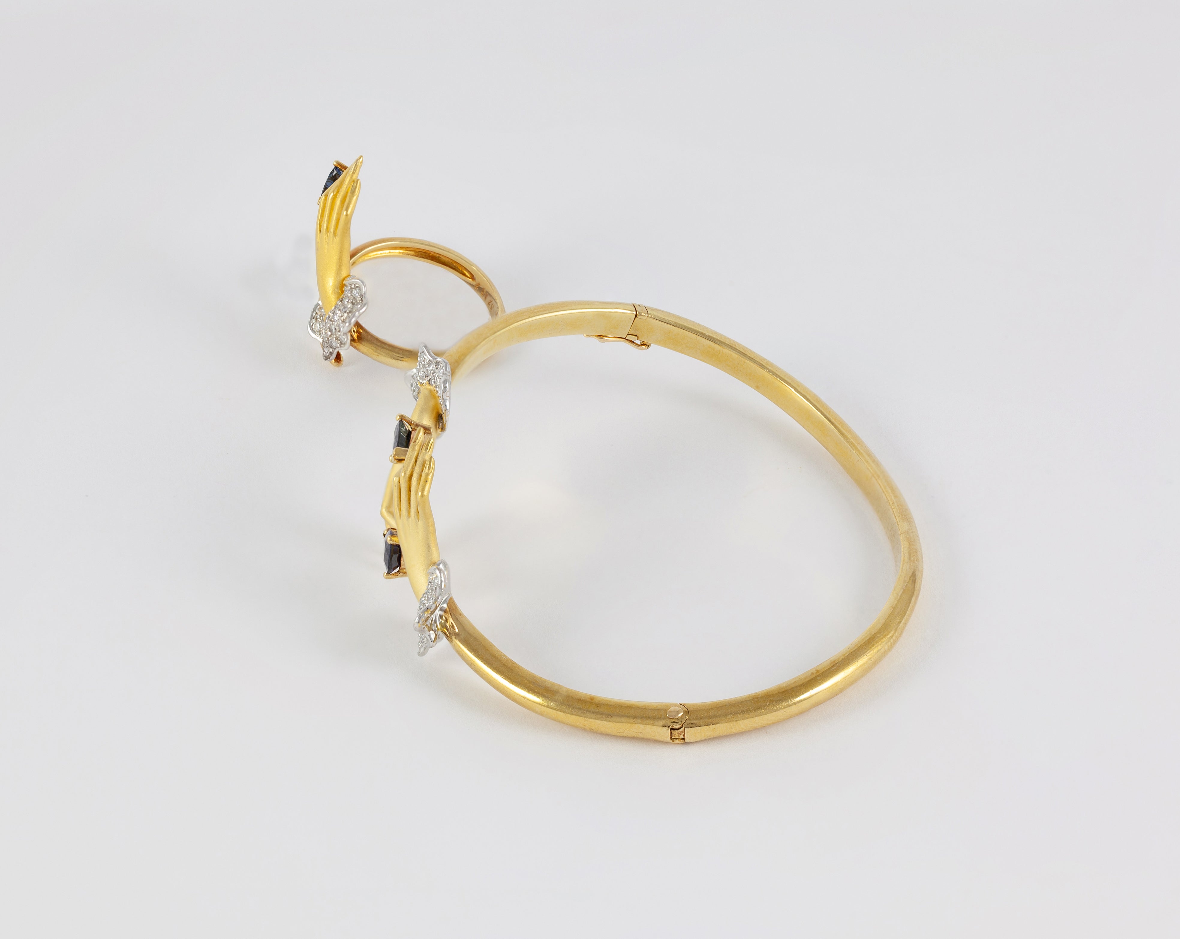 Conjunto Carrera y Carrera Pulsera y Anillo en oro amarillo y blanco 18k brillantes y zafiros