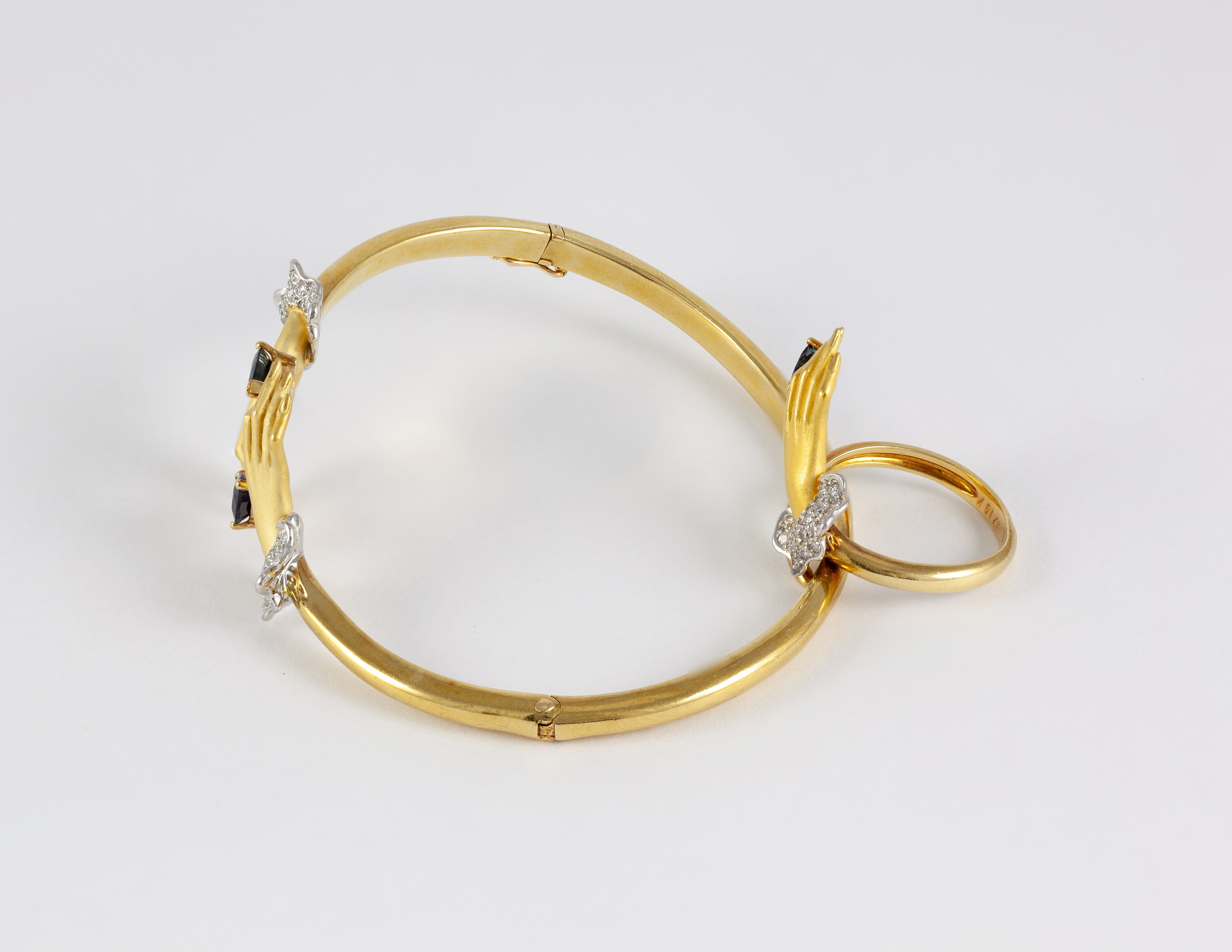 Conjunto Carrera y Carrera Pulsera y Anillo en oro amarillo y blanco 18k brillantes y zafiros