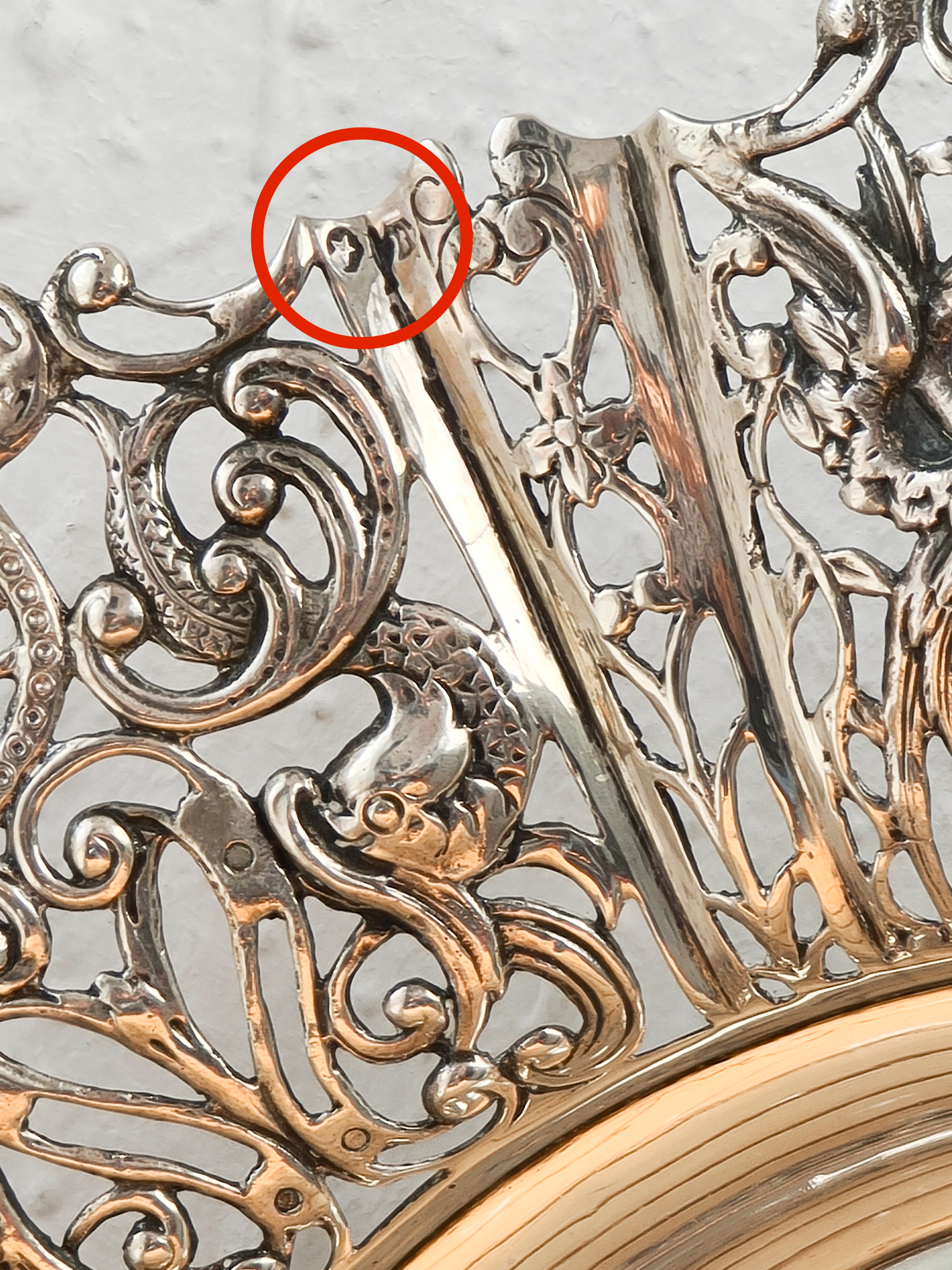 Panera de plata punzonada