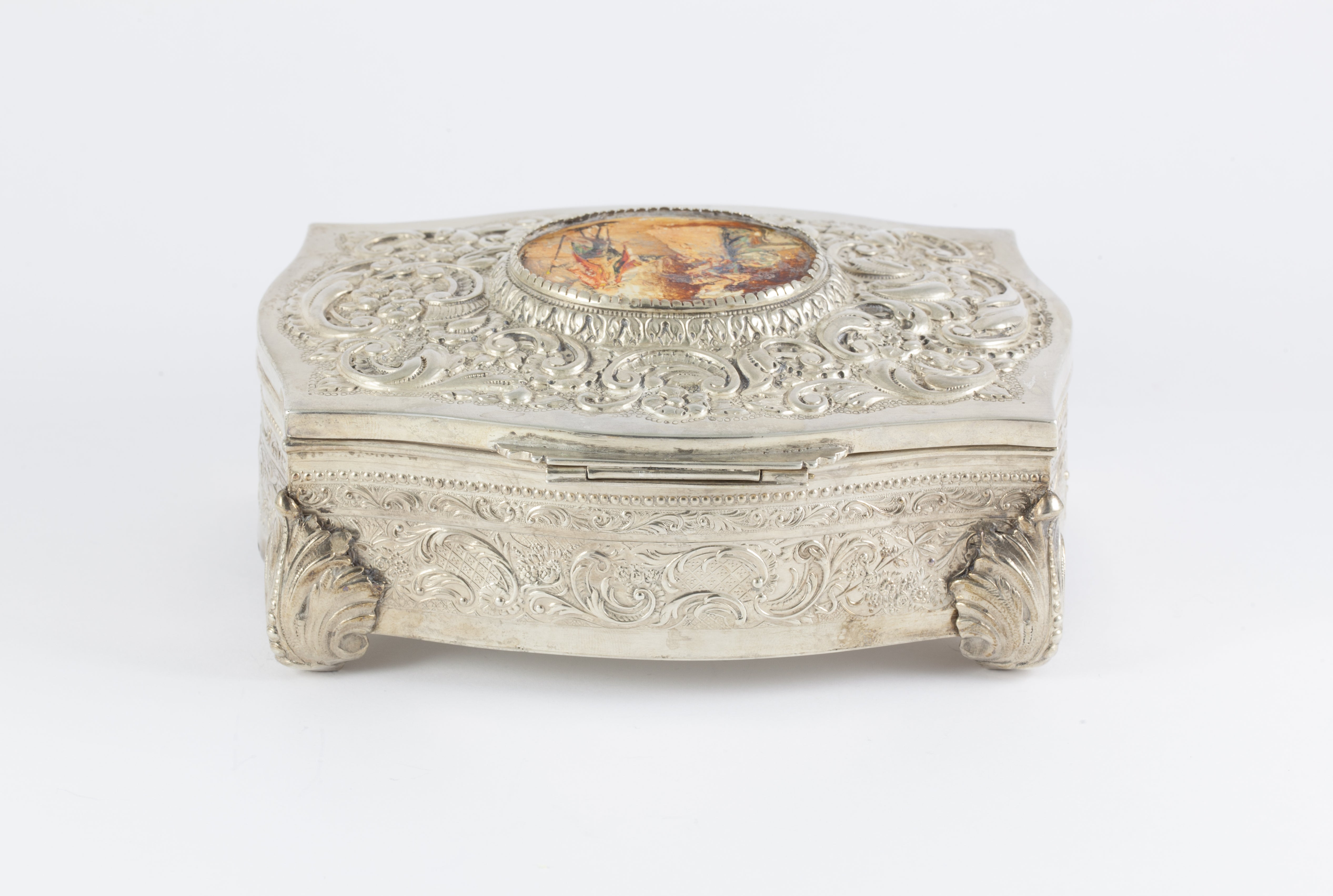 Caja joyero de plata decoración repujado y detalle esmaltado