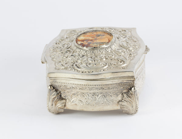 Caja joyero de plata decoración repujado y detalle esmaltado