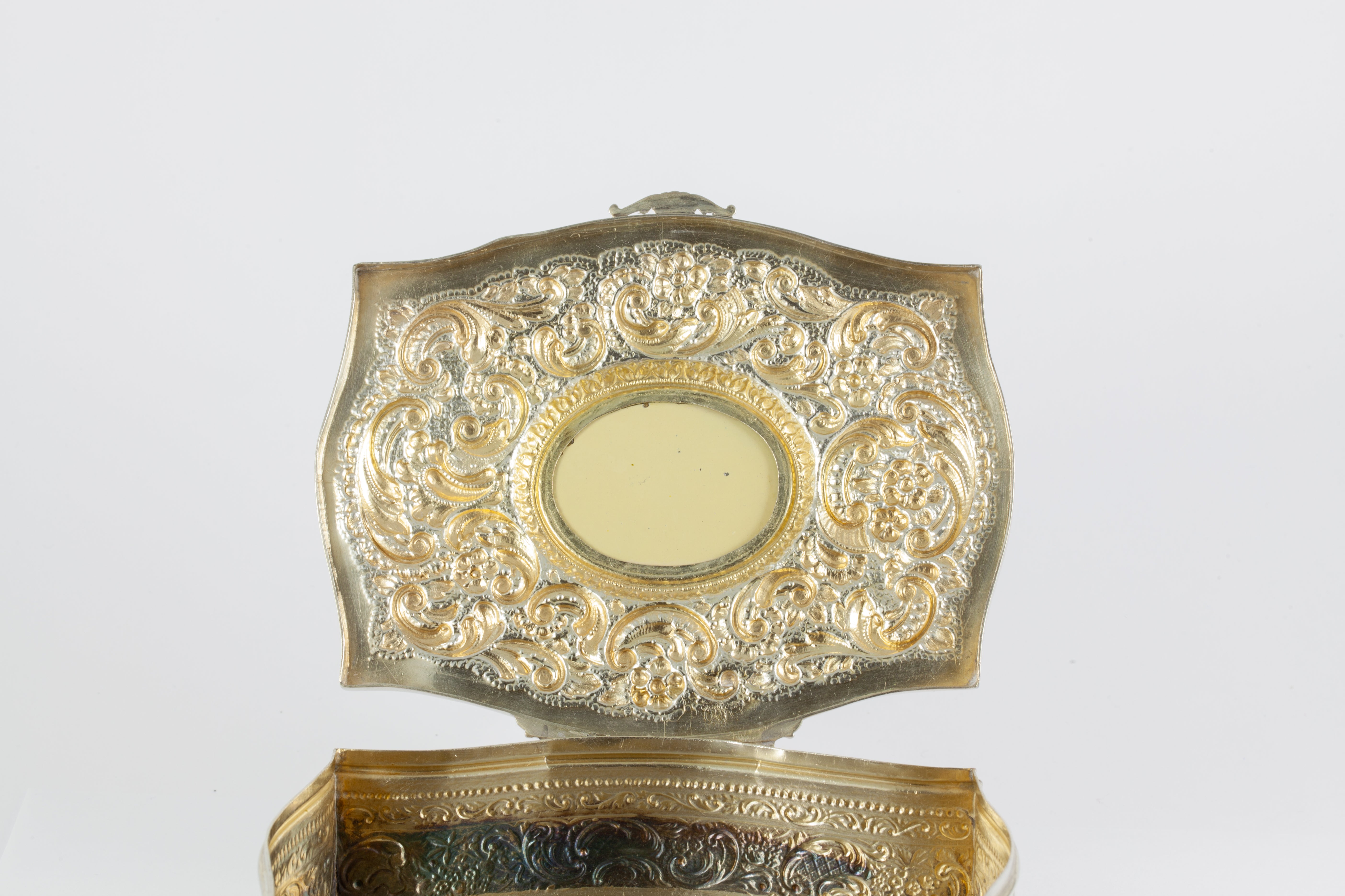 Caja joyero de plata decoración repujado y detalle esmaltado