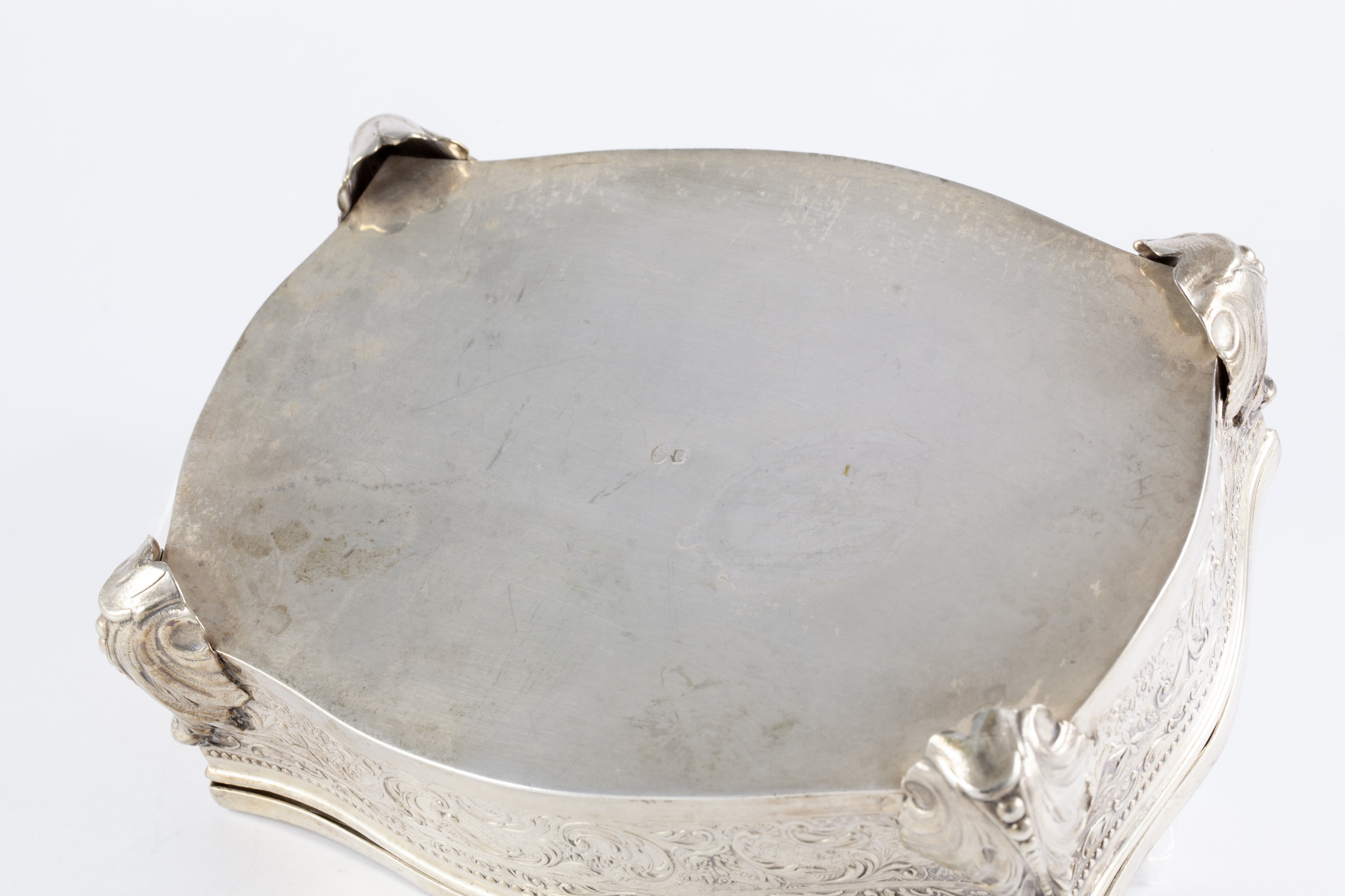 Caja joyero de plata decoración repujado y detalle esmaltado