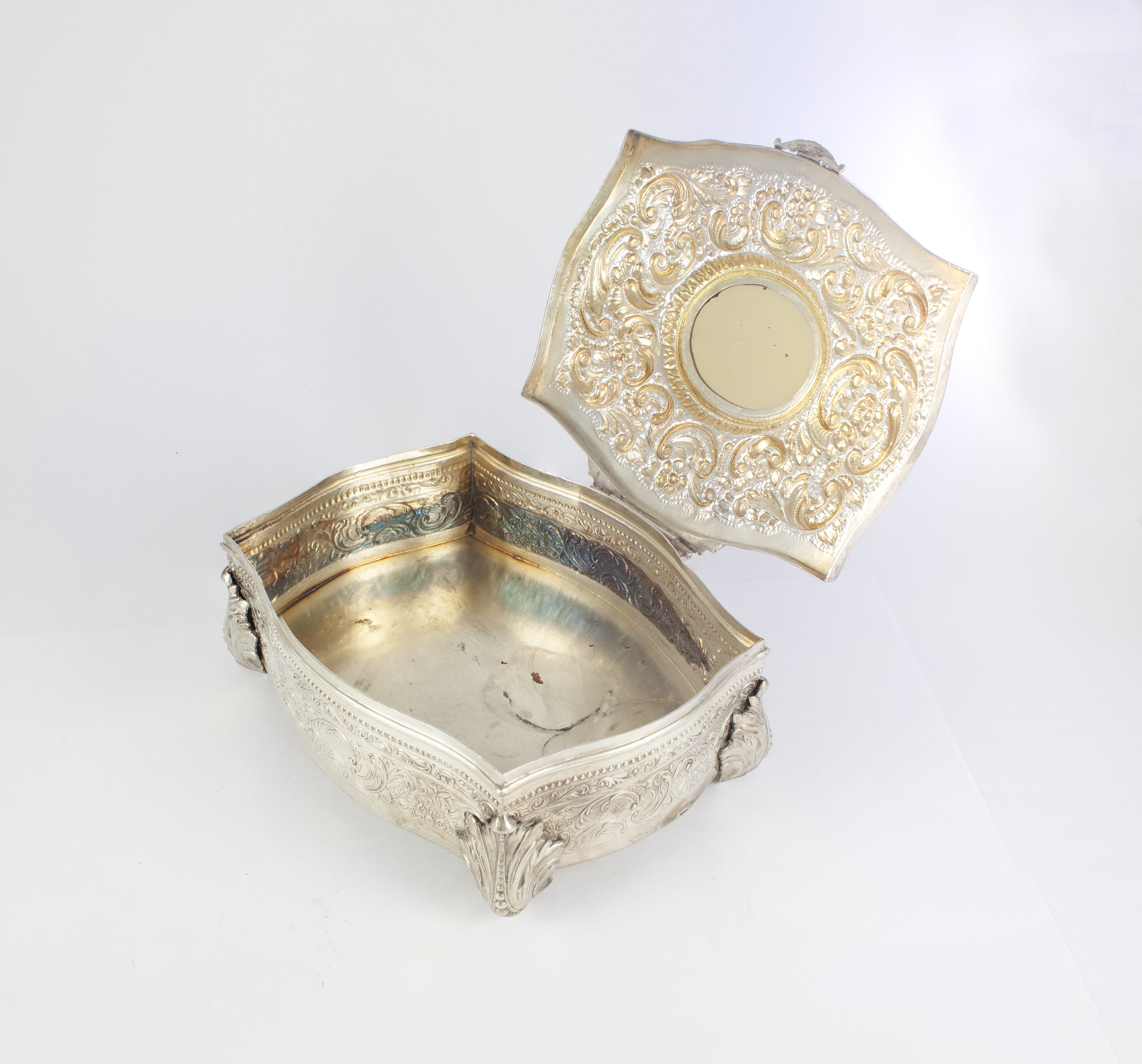 Caja joyero de plata decoración repujado y detalle esmaltado