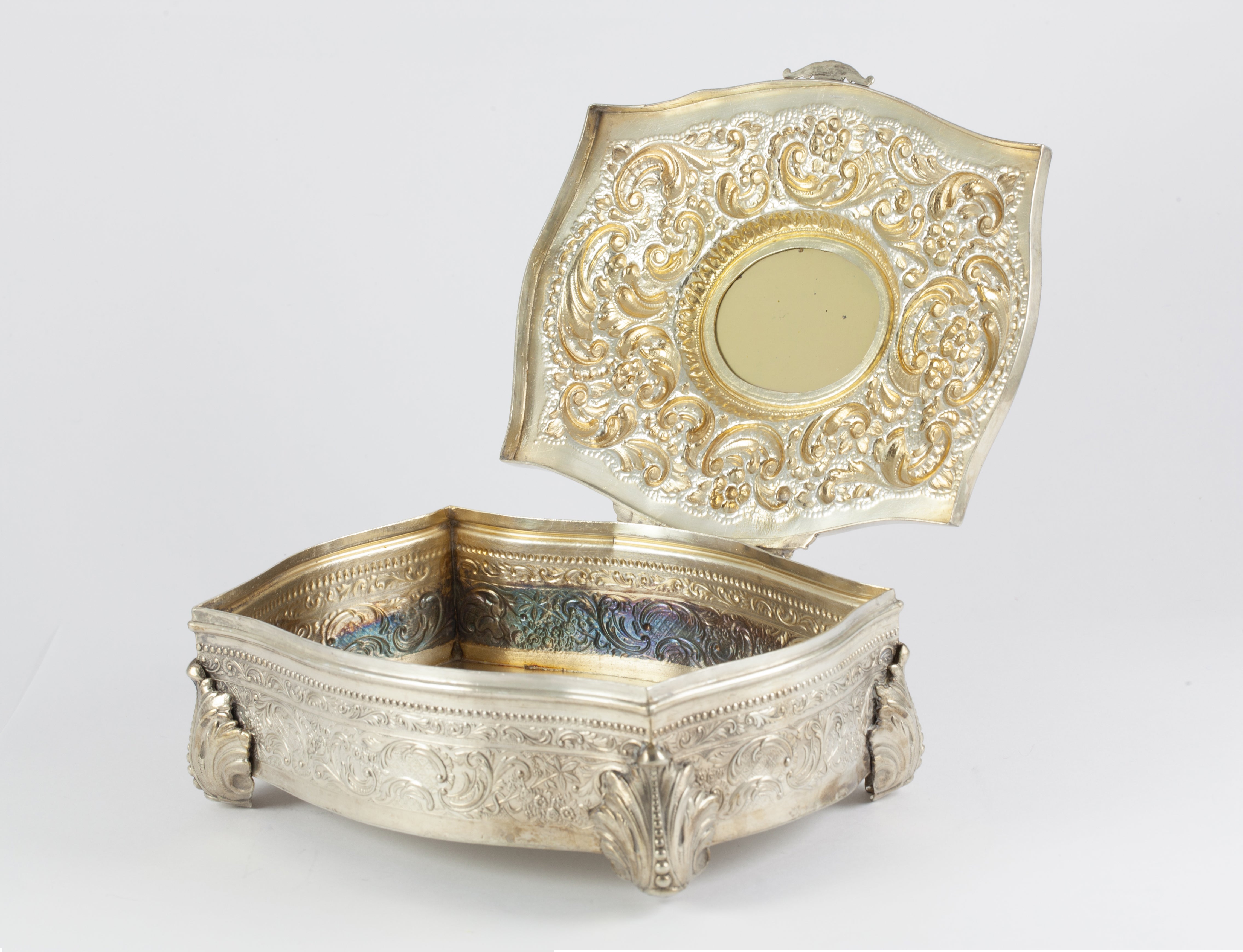 Caja joyero de plata decoración repujado y detalle esmaltado