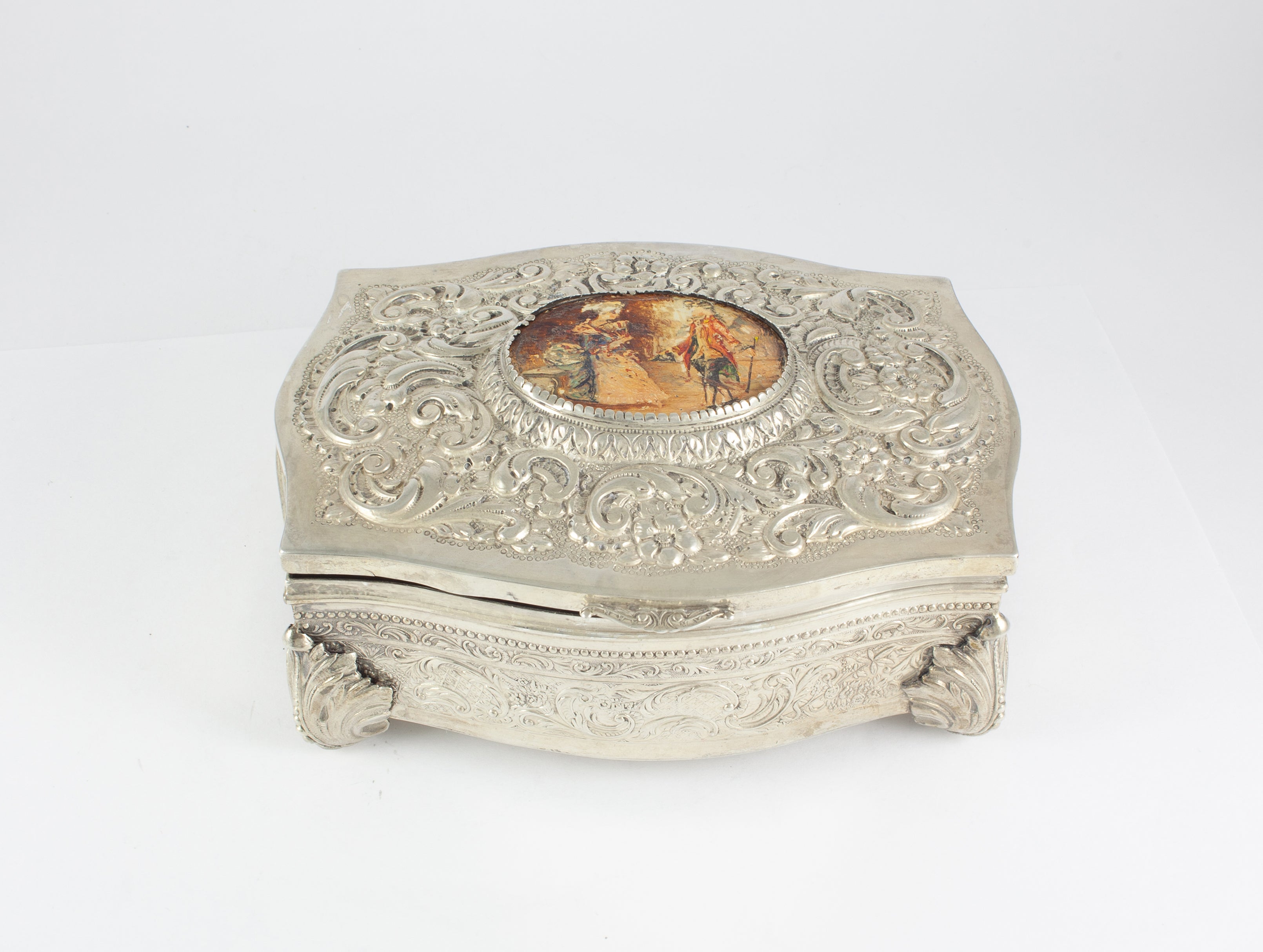 Caja joyero de plata decoración repujado y detalle esmaltado