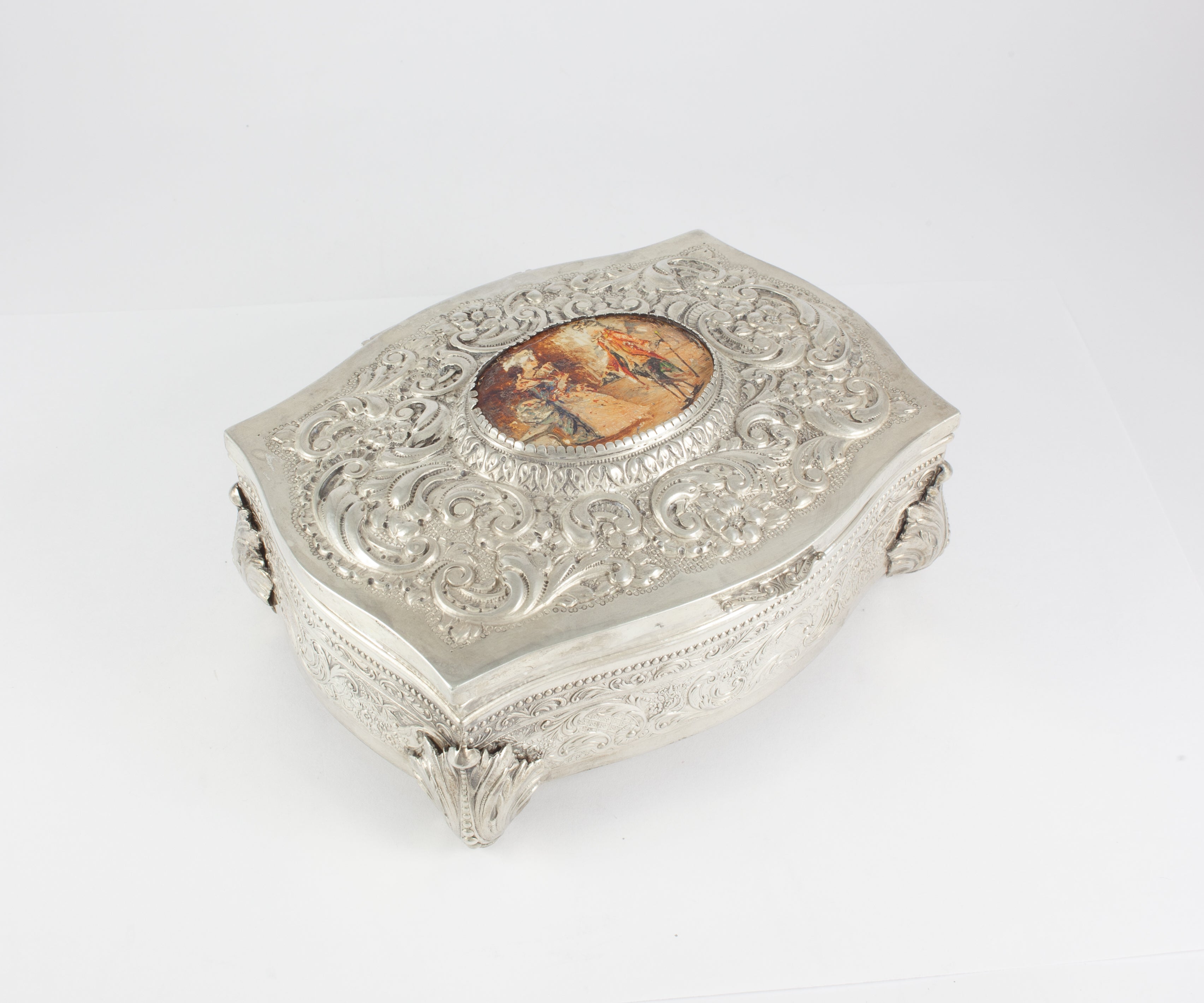 Caja joyero de plata decoración repujado y detalle esmaltado