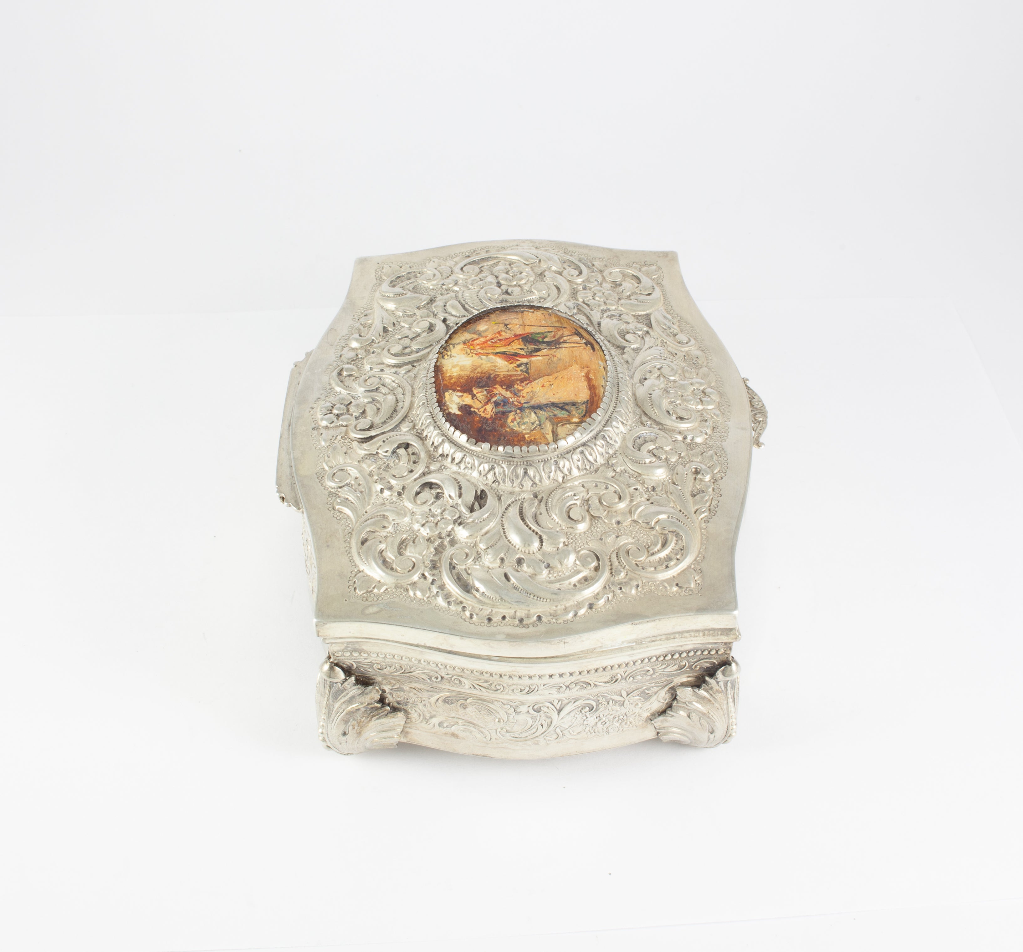 Caja joyero de plata decoración repujado y detalle esmaltado