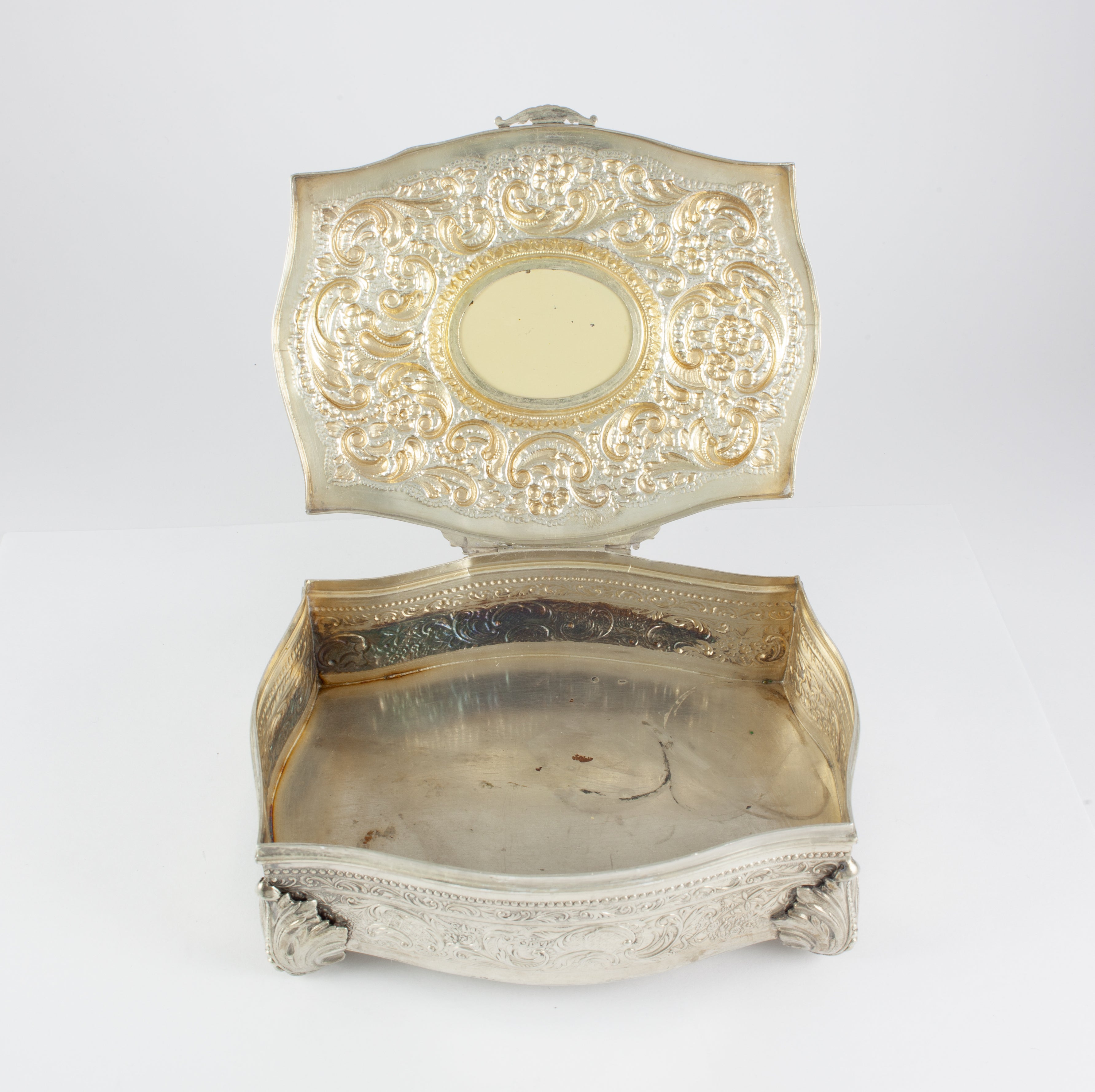 Caja joyero de plata decoración repujado y detalle esmaltado