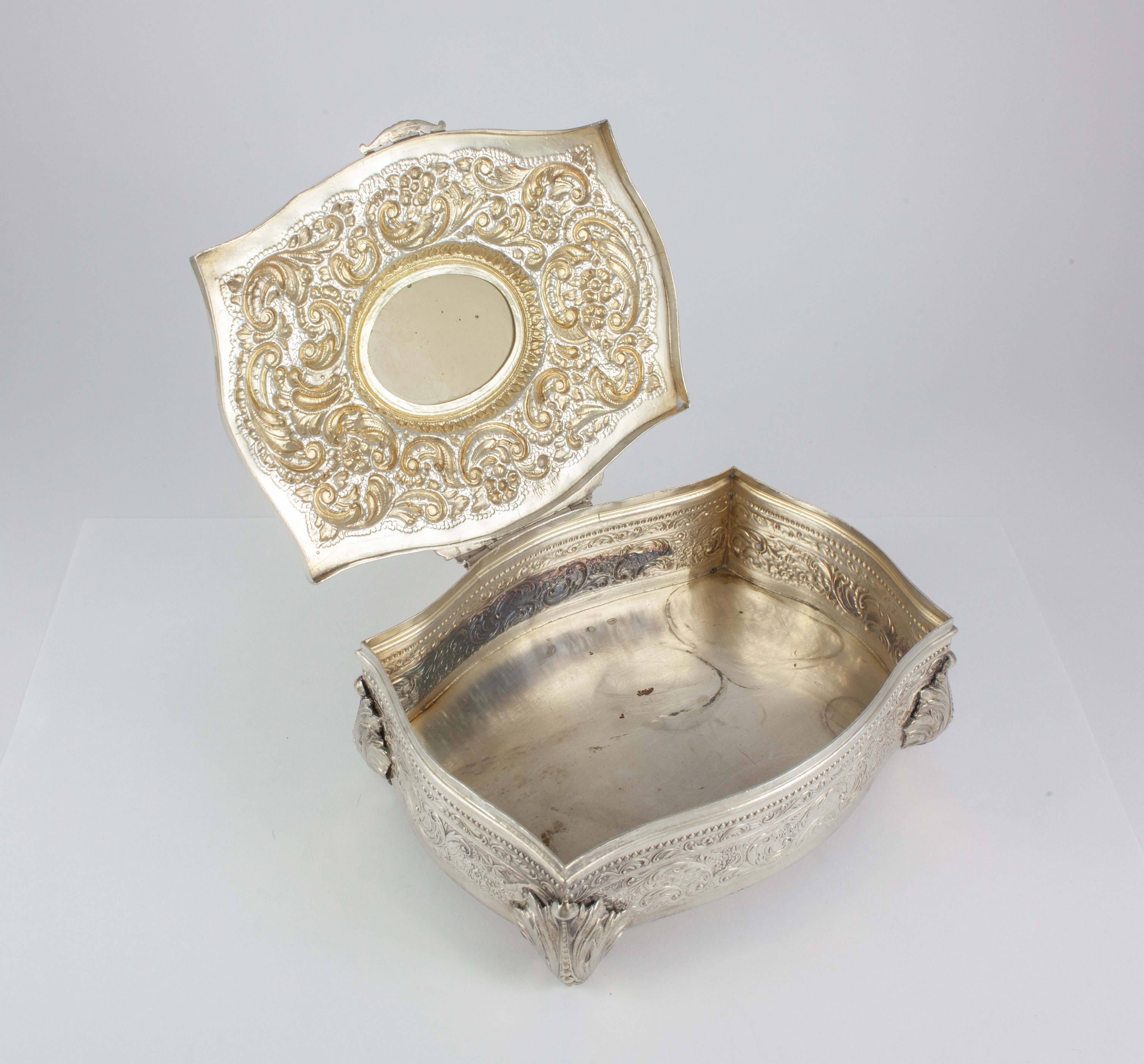 Caja joyero de plata decoración repujado y detalle esmaltado