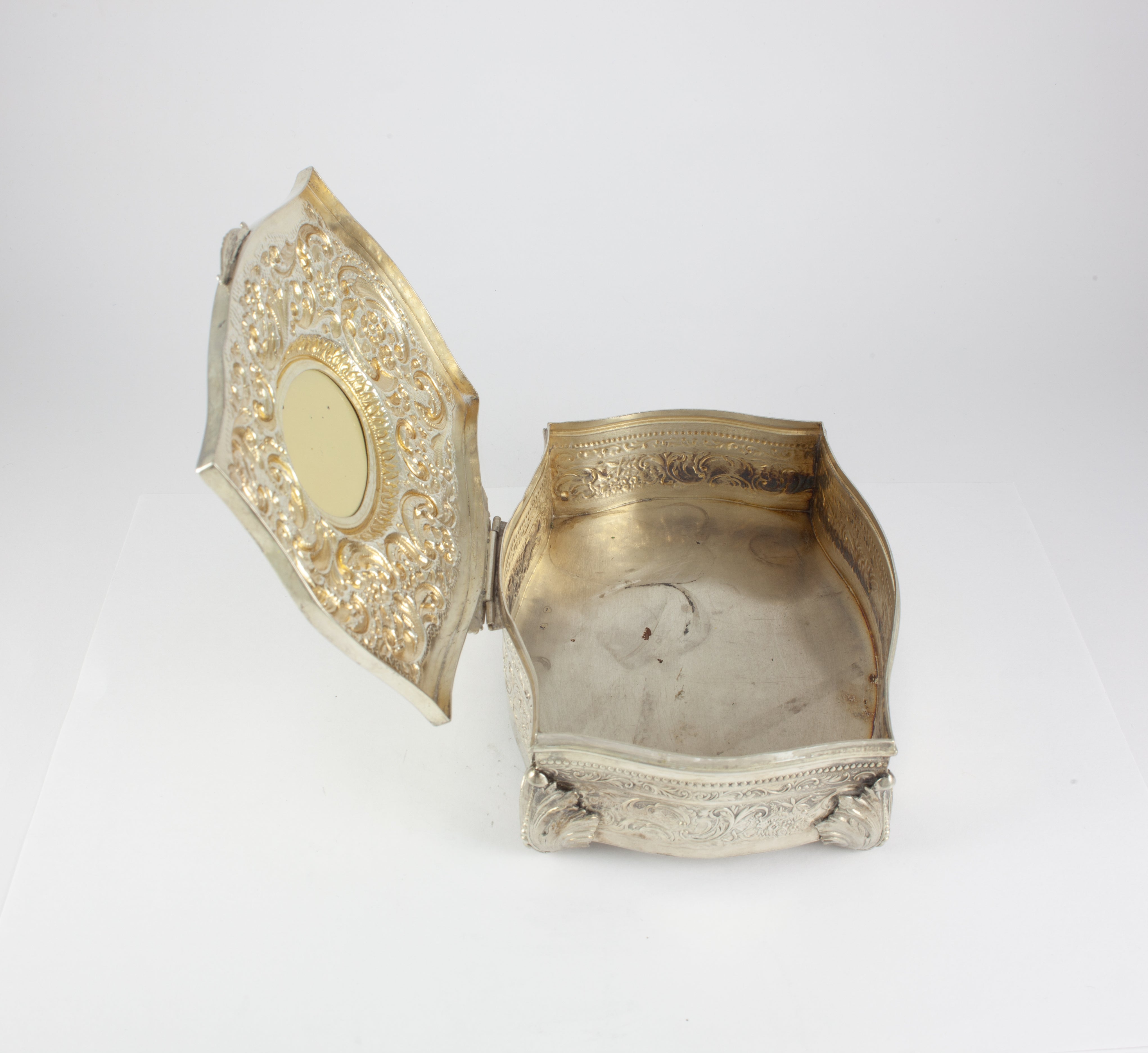 Caja joyero de plata decoración repujado y detalle esmaltado