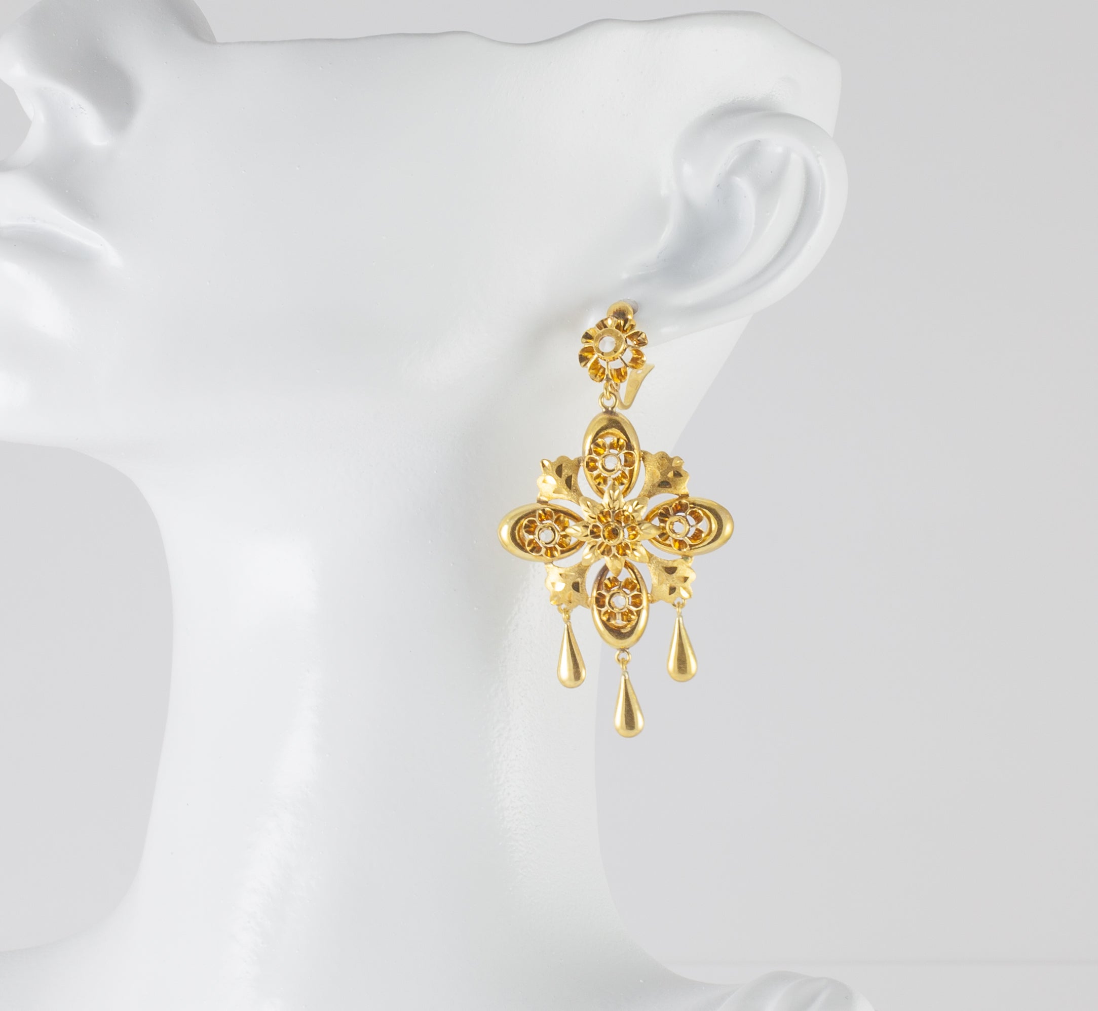 Pendientes antiguos en oro amarillo 18k y zafiros blancos