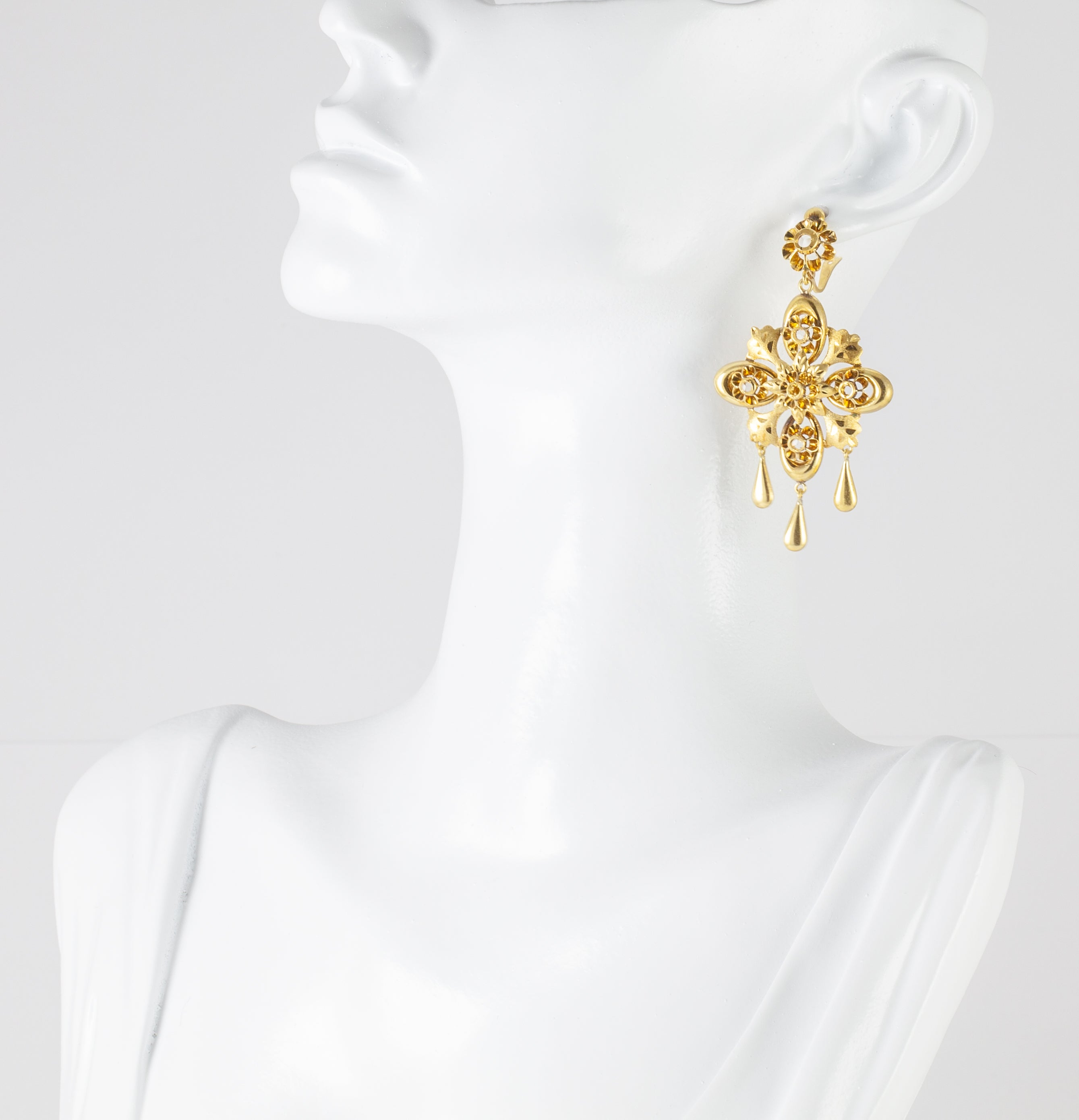 Pendientes antiguos en oro amarillo 18k y zafiros blancos