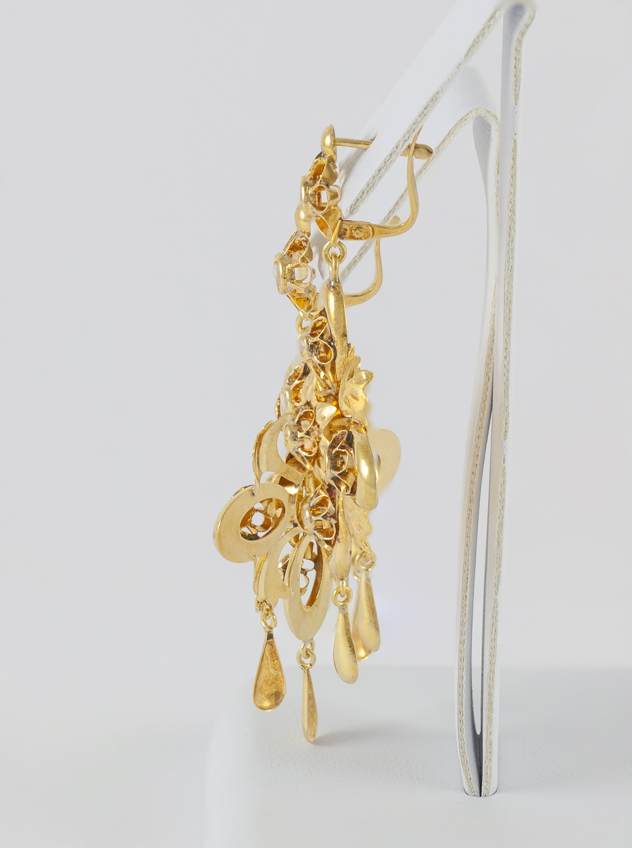 Pendientes antiguos en oro amarillo 18k y zafiros blancos