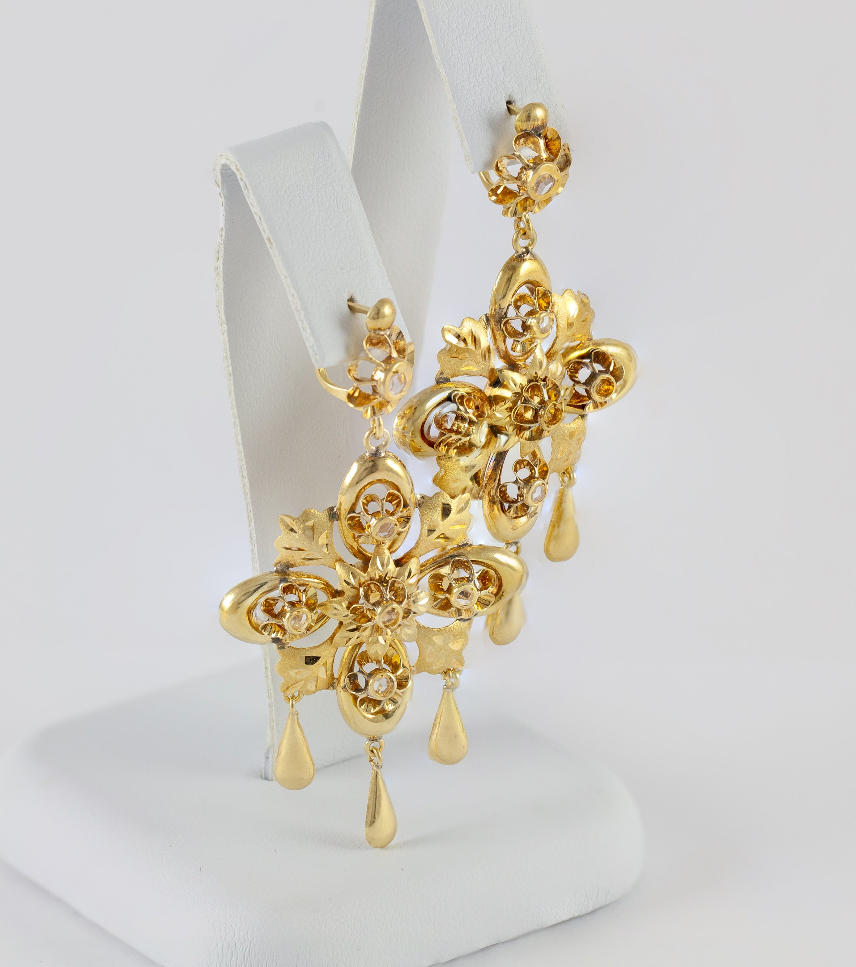 Pendientes antiguos en oro amarillo 18k y zafiros blancos