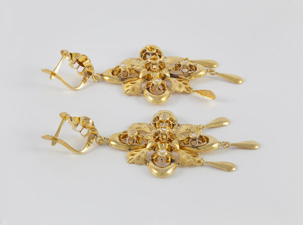 Pendientes antiguos en oro amarillo 18k y zafiros blancos