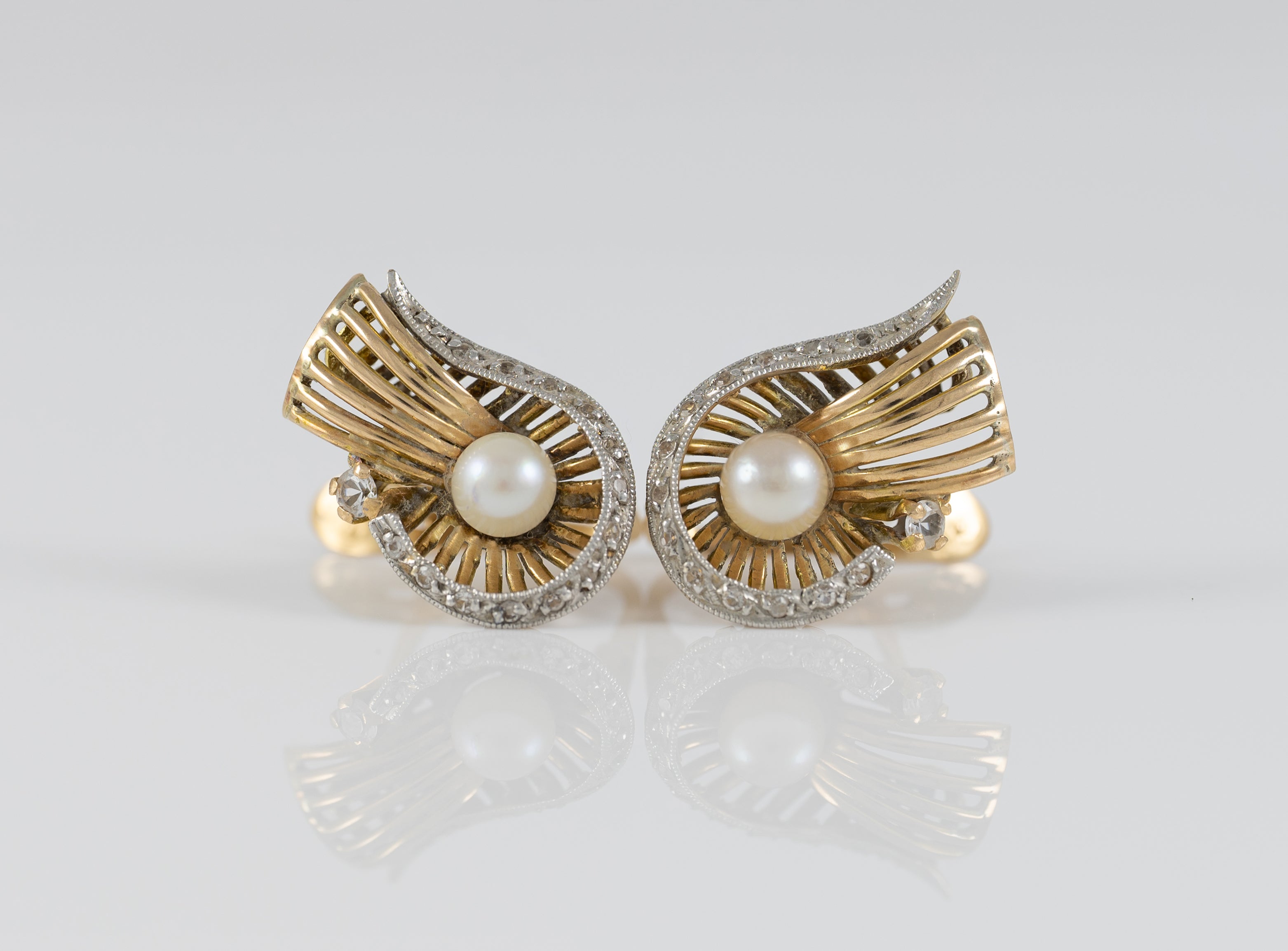 Pendientes en oro amarillo 18k con zafiros blancos y perlas