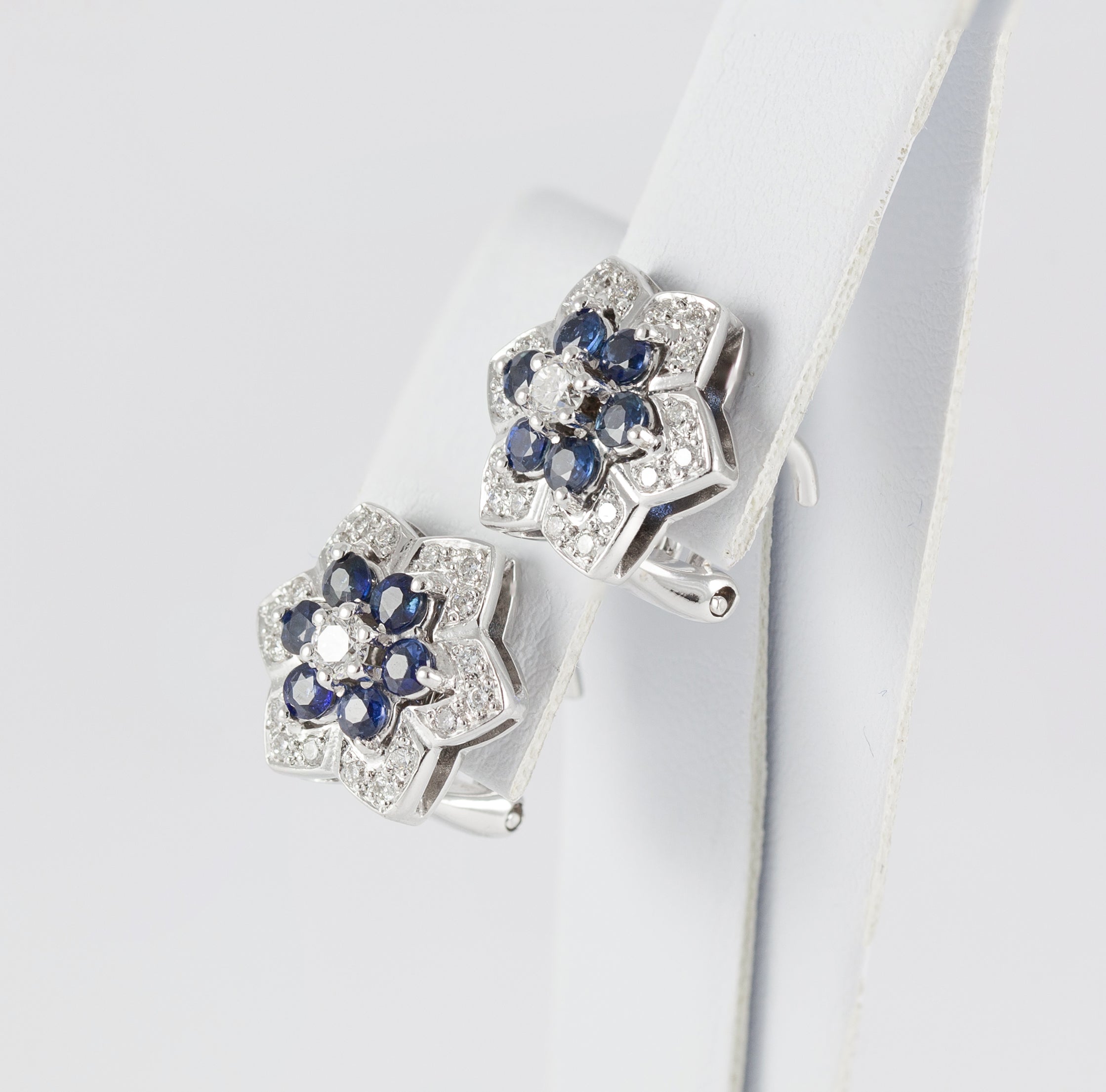 Pendientes en oro blanco 18k con brillantes y zafiros