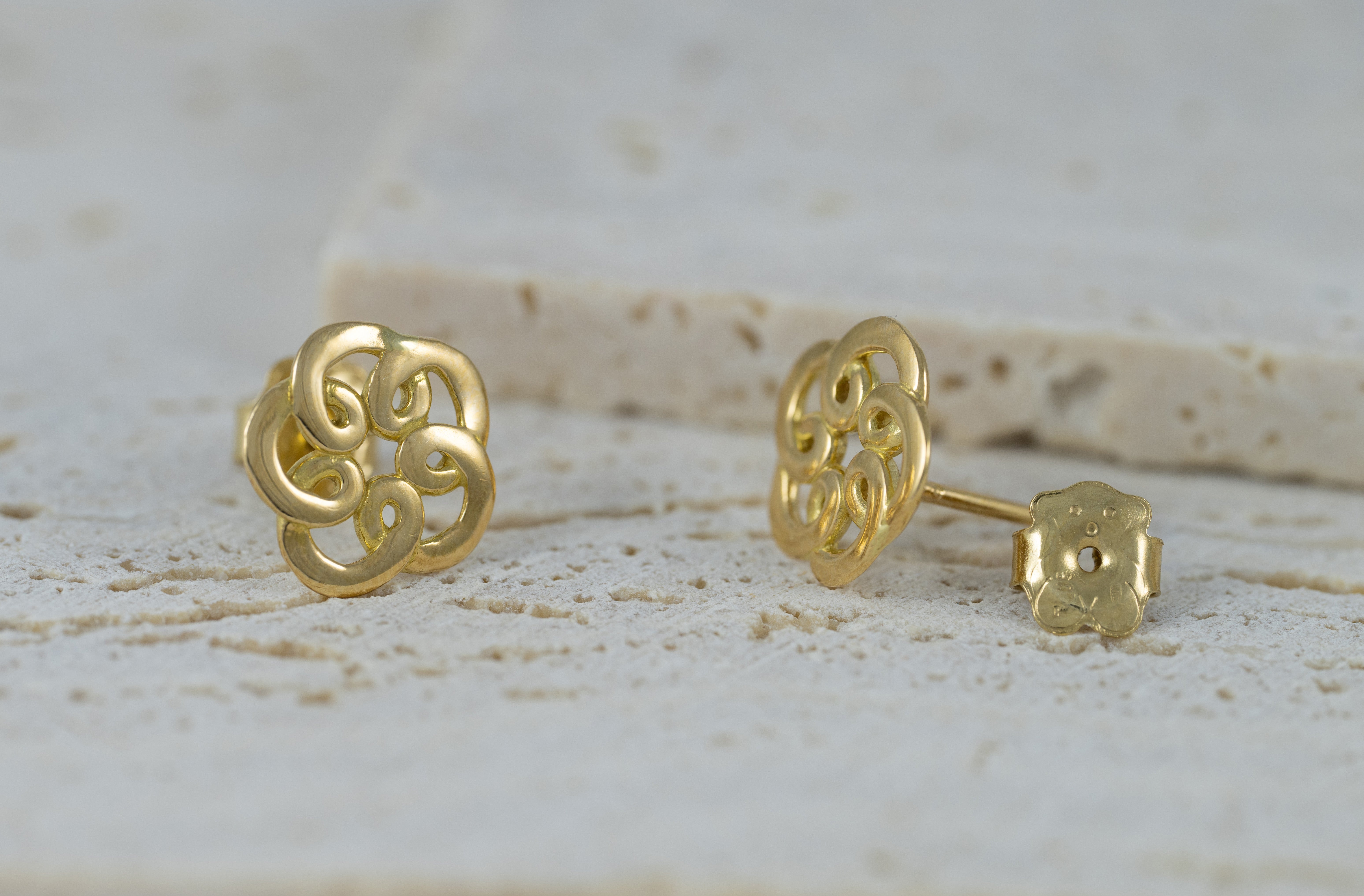 Pendientes Tous Flor en oro amarillo 18k