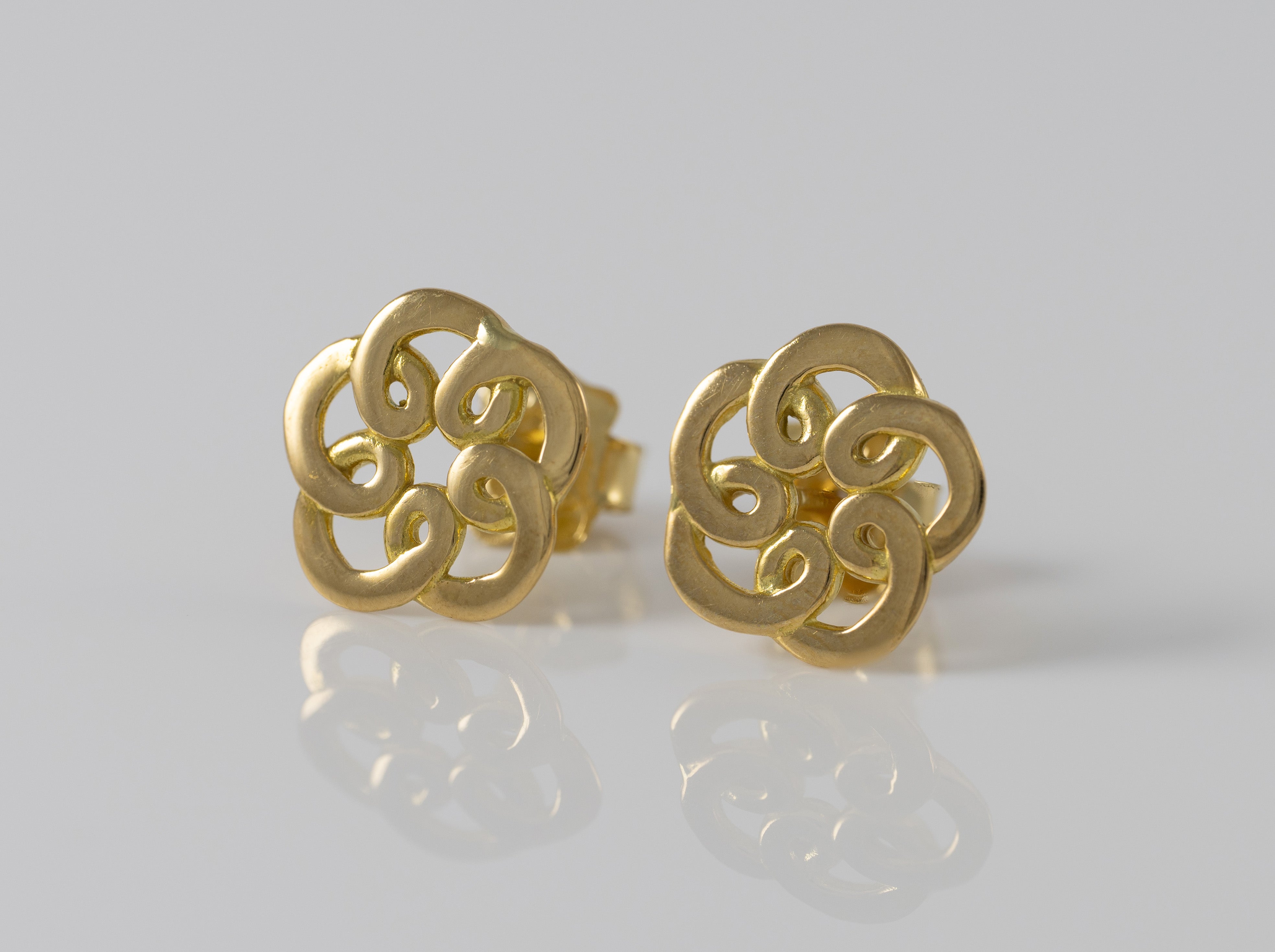 Pendientes Tous Flor en oro amarillo 18k