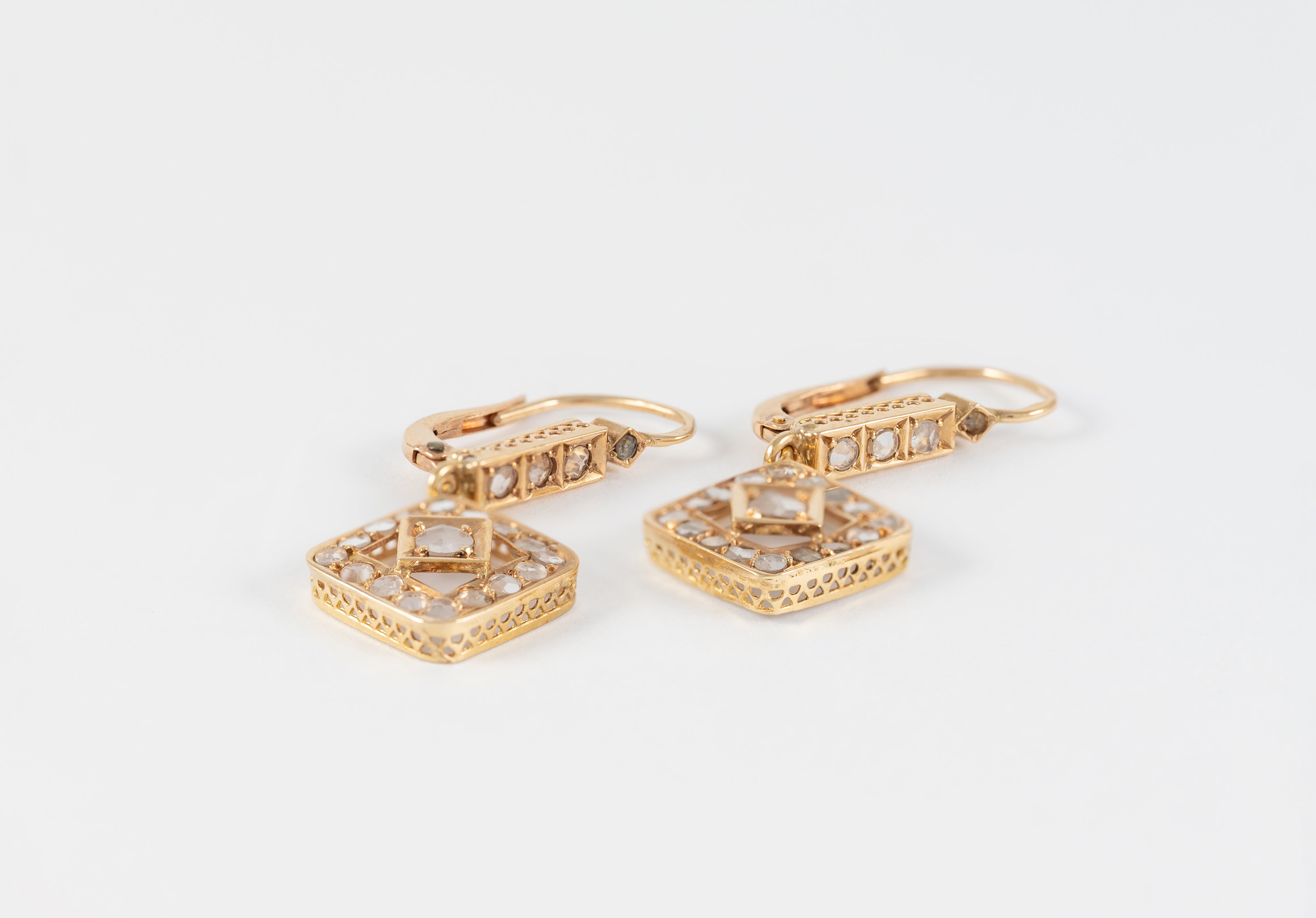 Pendientes antiguos en oro amarillo 18k y zafiros blancos