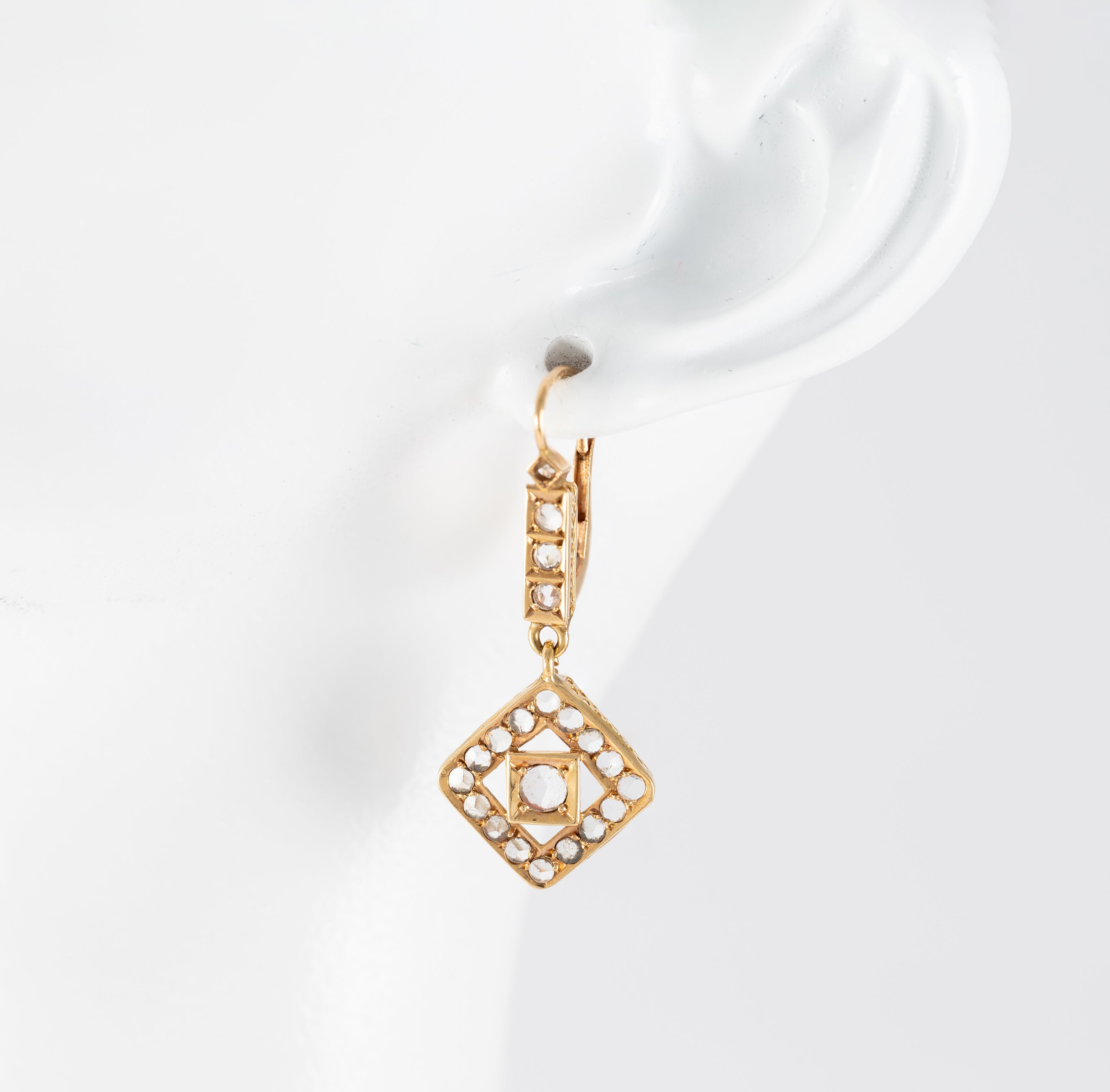 Pendientes antiguos en oro amarillo 18k y zafiros blancos