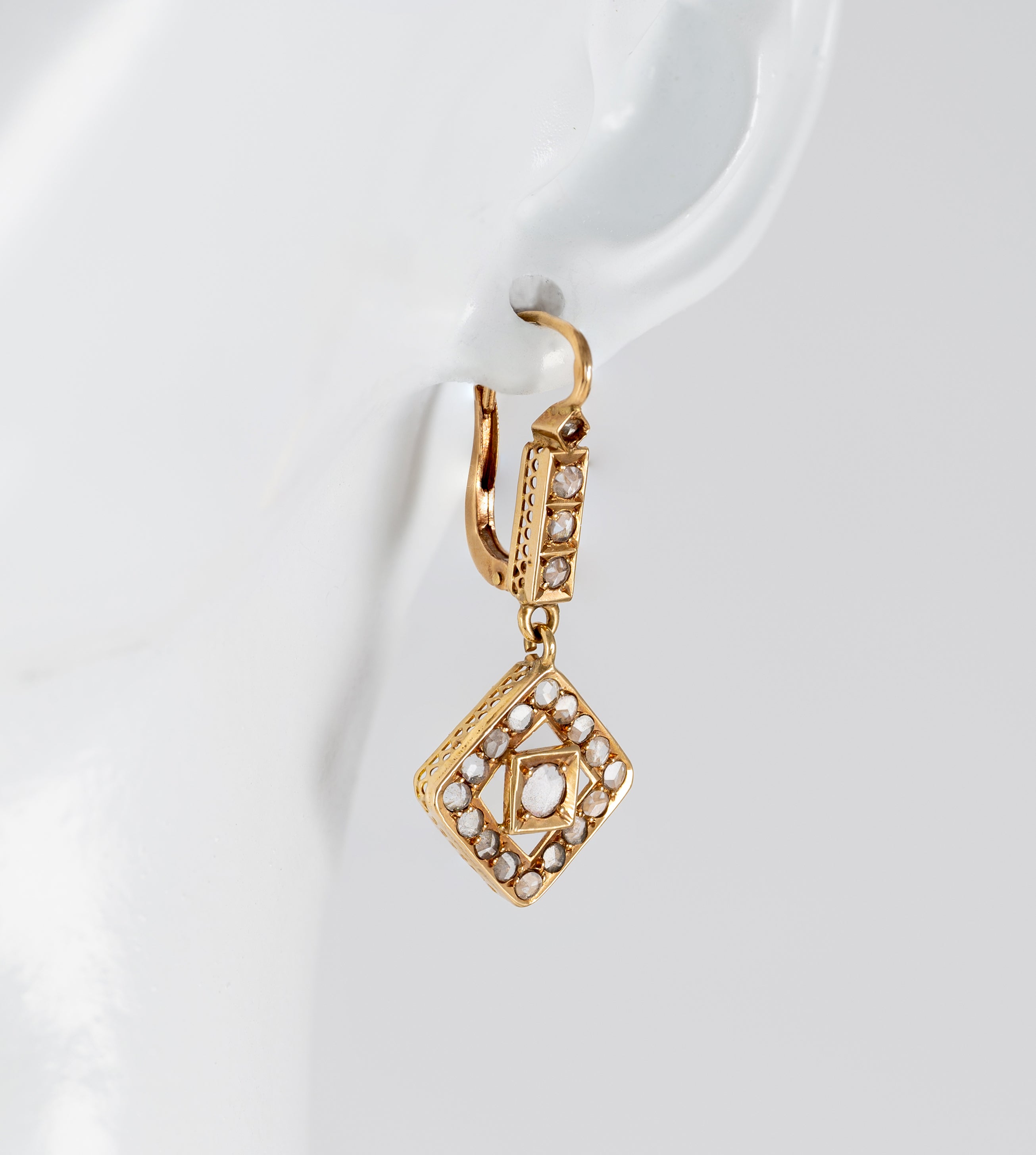 Pendientes antiguos en oro amarillo 18k y zafiros blancos