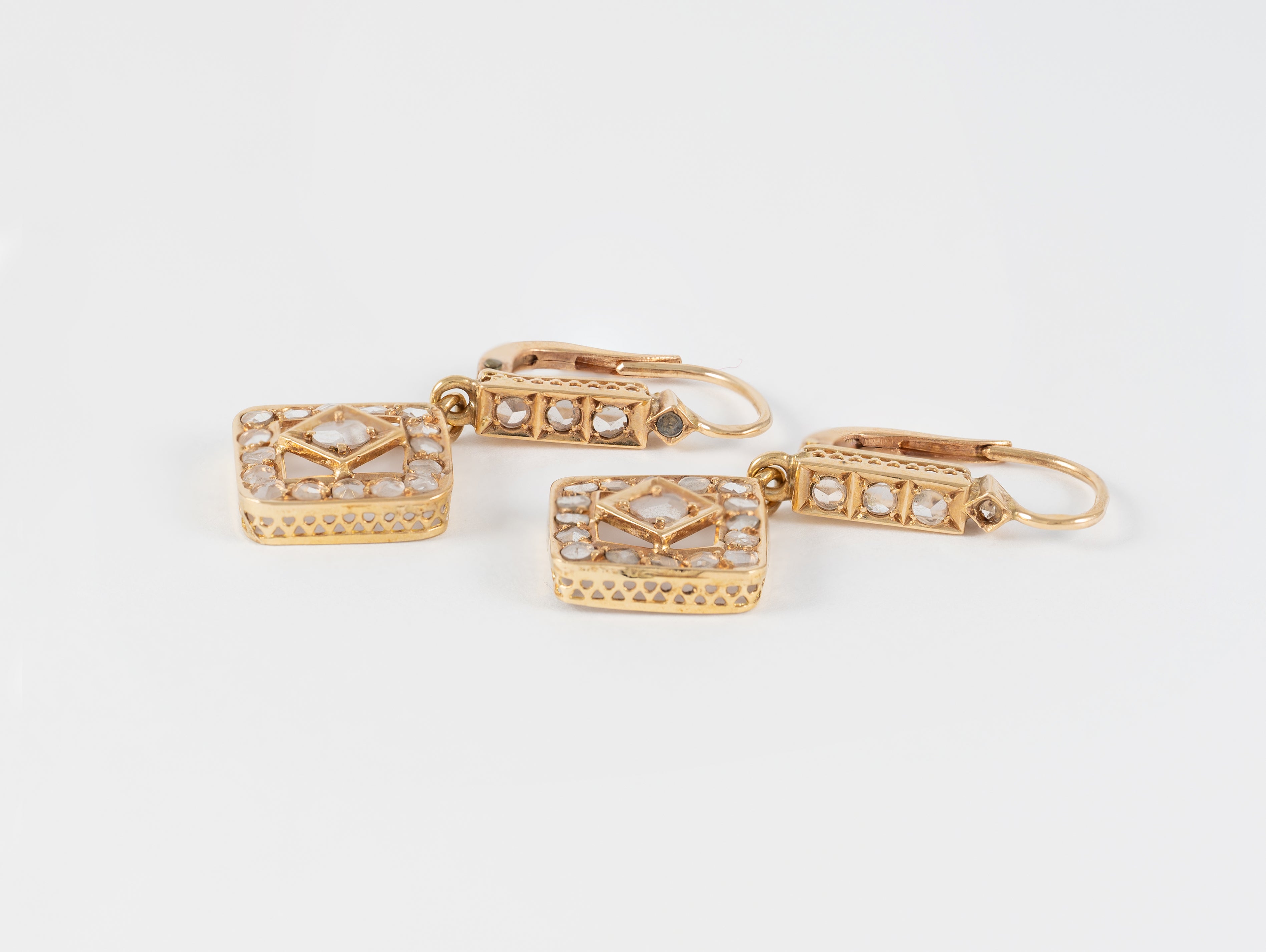 Pendientes antiguos en oro amarillo 18k y zafiros blancos