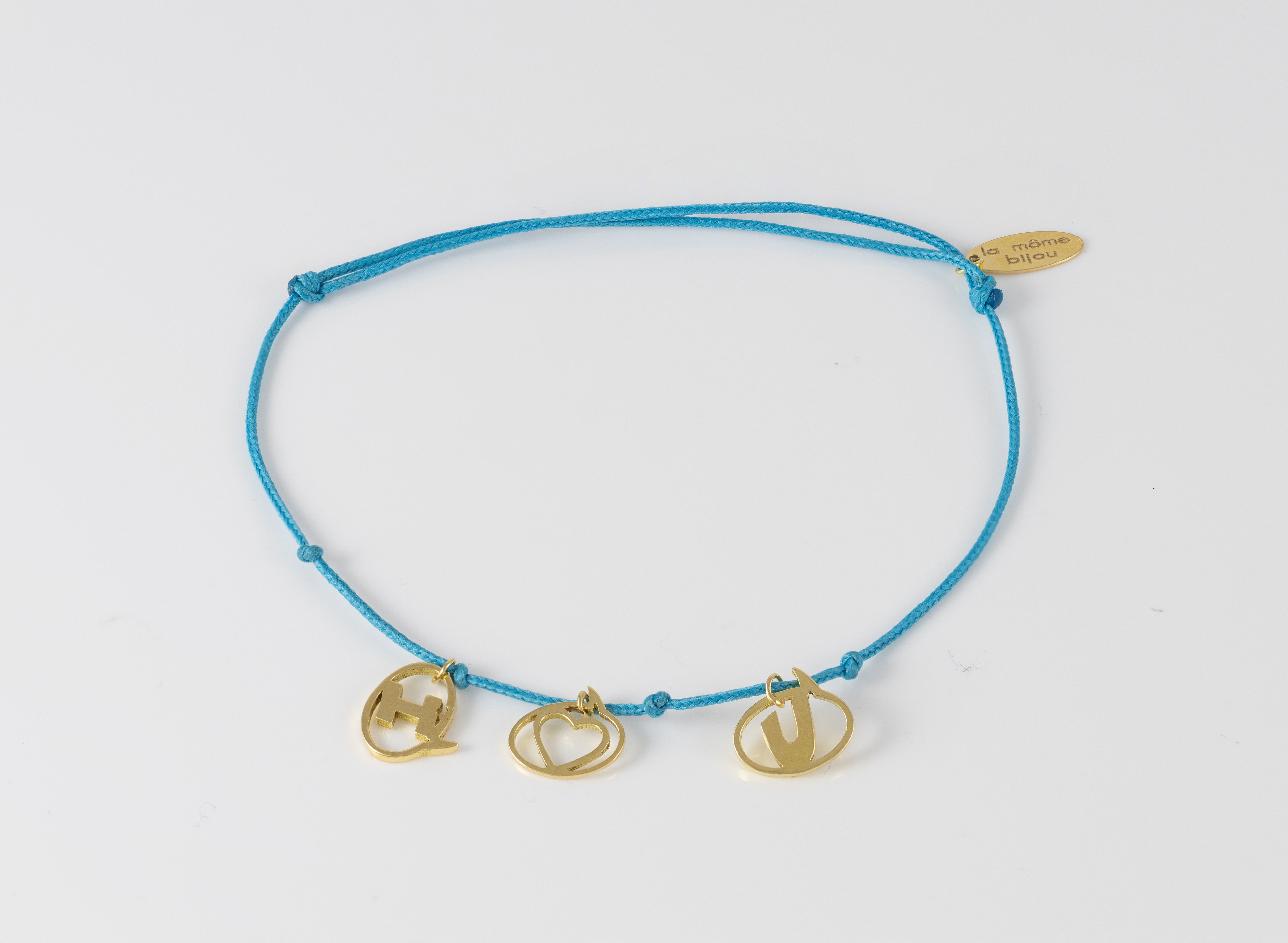 Pulsera La Mome Bijou hilo azul y letras colgantes de oro amarillo 18k