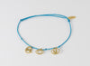 Pulsera La Mome Bijou hilo azul y letras colgantes de oro amarillo 18k