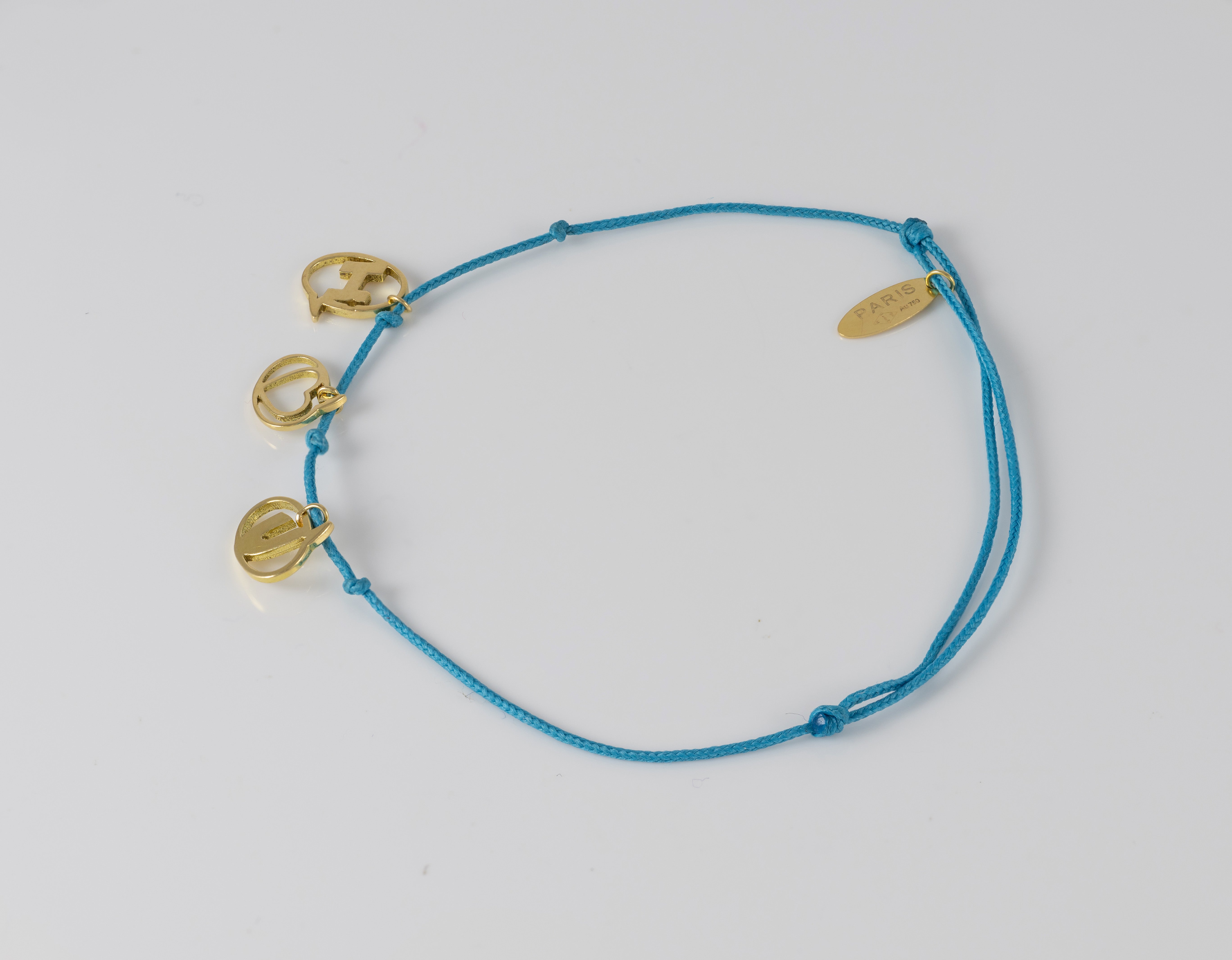 Pulsera La Mome Bijou hilo azul y letras colgantes de oro amarillo 18k