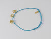 Pulsera La Mome Bijou hilo azul y letras colgantes de oro amarillo 18k