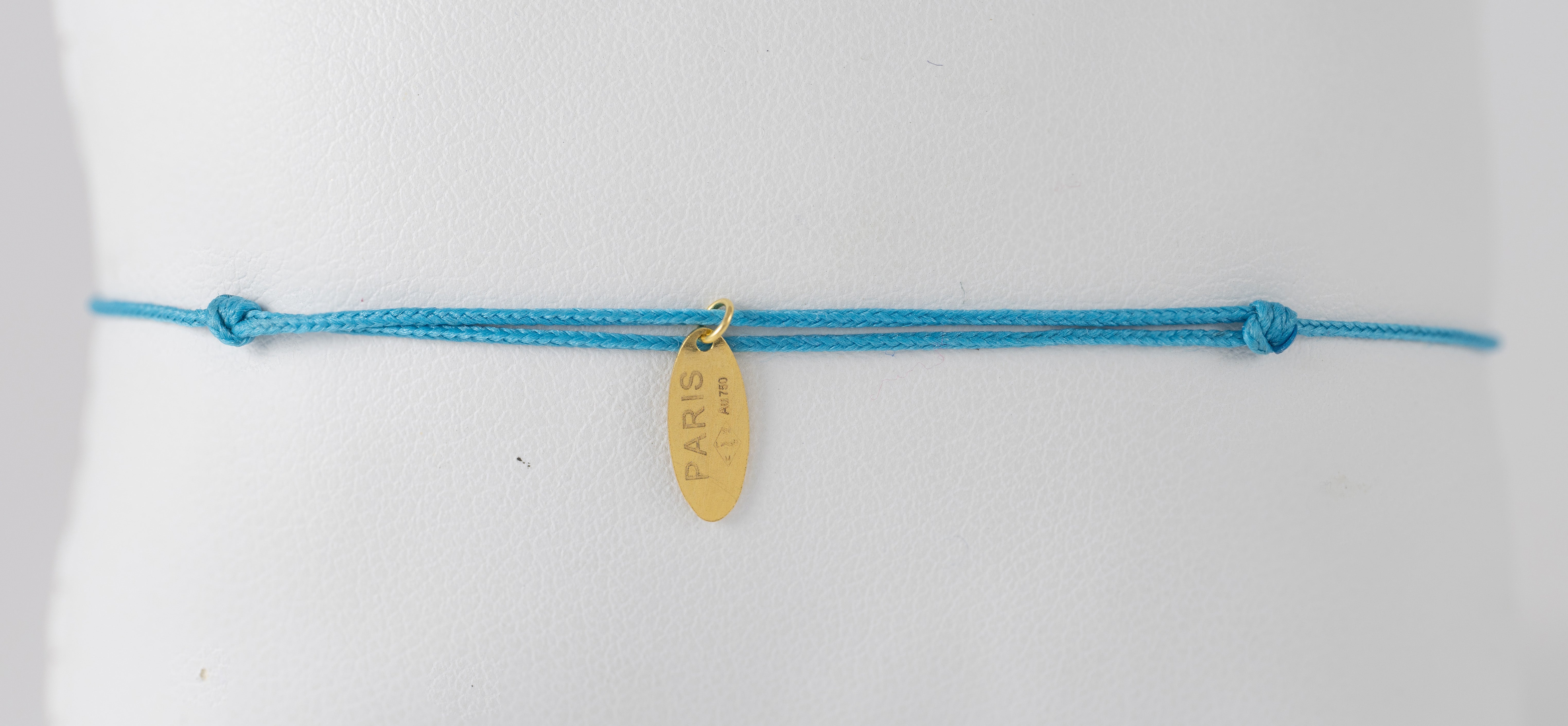 Pulsera La Mome Bijou hilo azul y letras colgantes de oro amarillo 18k