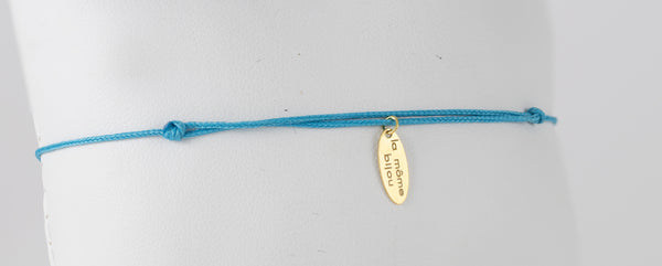 Pulsera La Mome Bijou hilo azul y letras colgantes de oro amarillo 18k