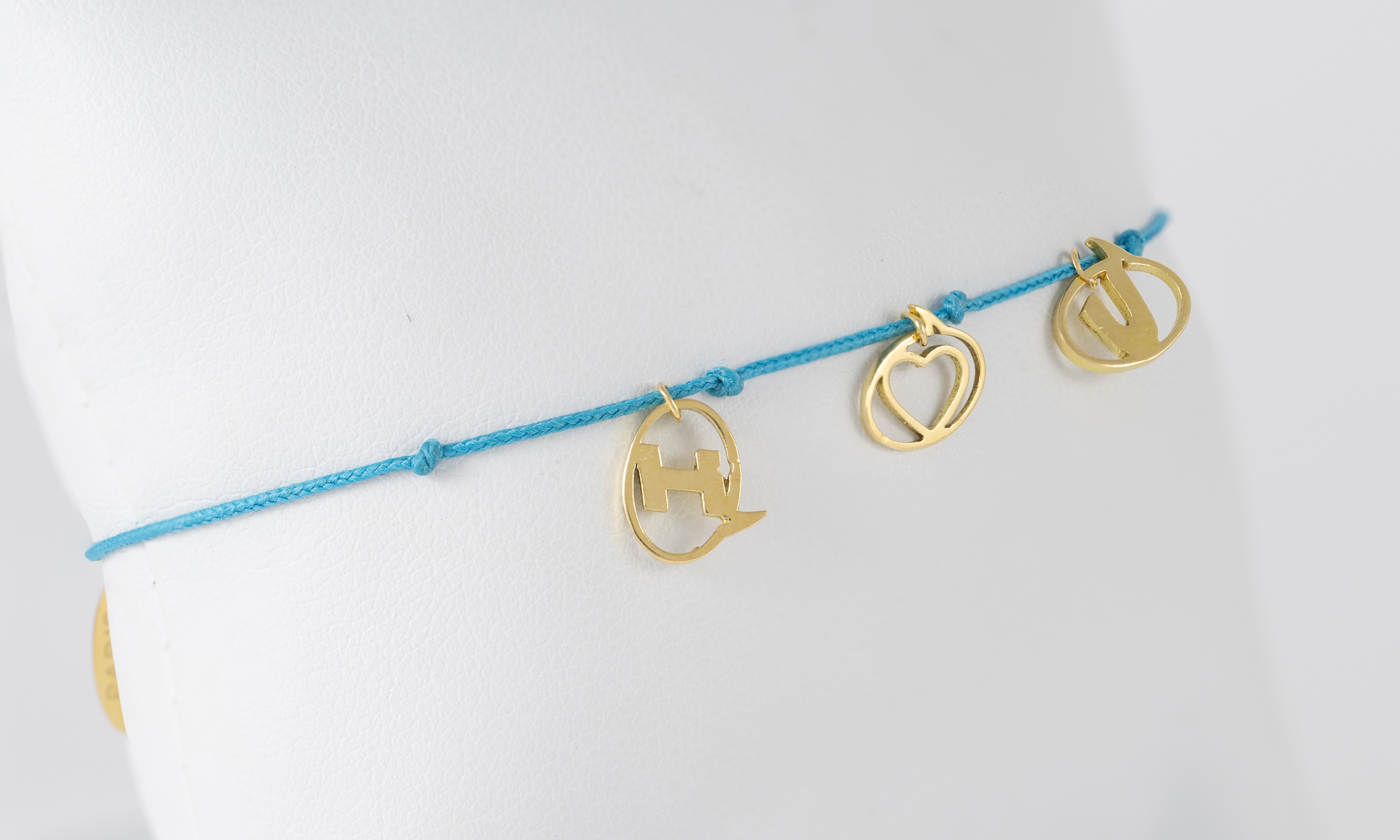 Pulsera La Mome Bijou hilo azul y letras colgantes de oro amarillo 18k