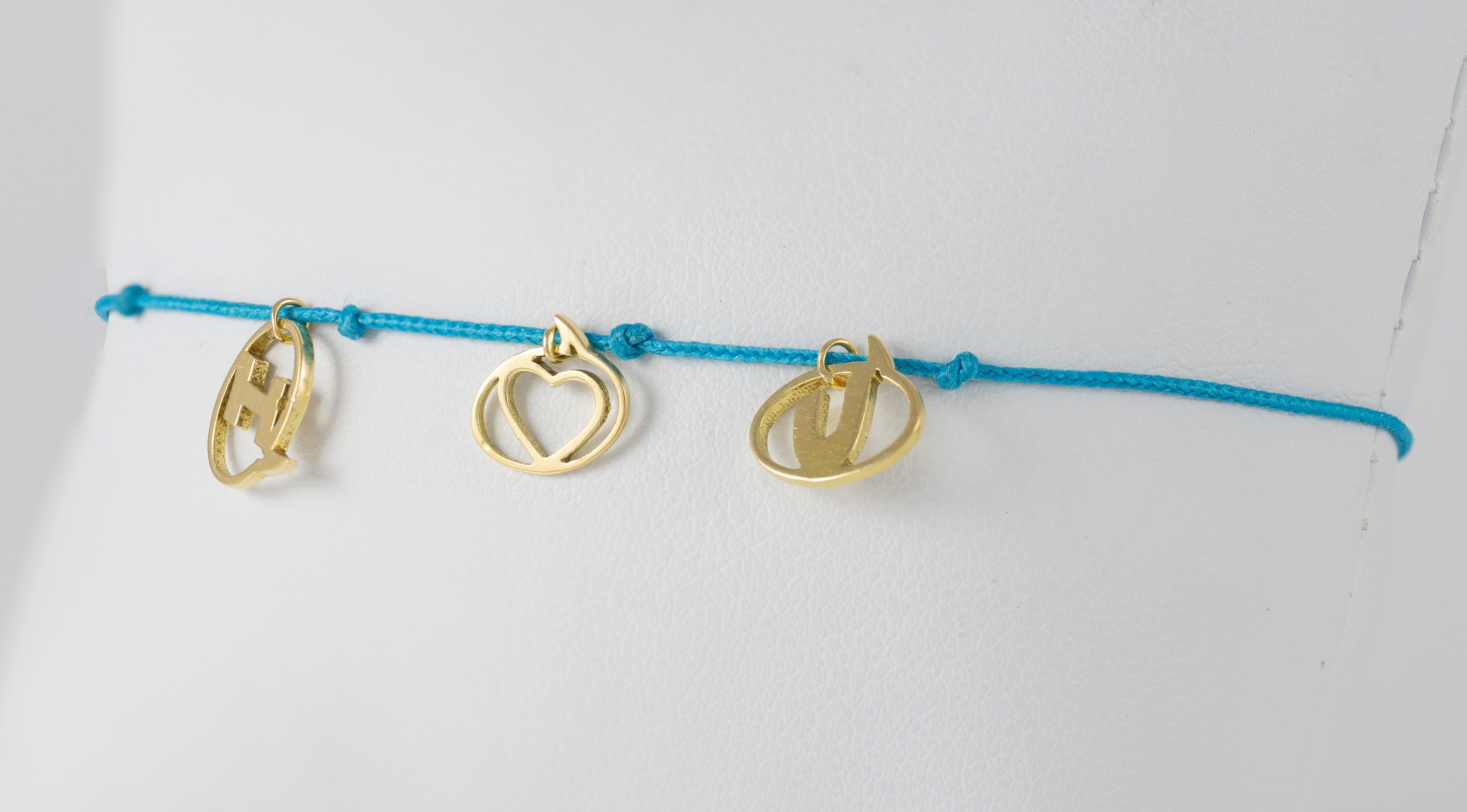 Pulsera La Mome Bijou hilo azul y letras colgantes de oro amarillo 18k