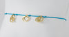 Pulsera La Mome Bijou hilo azul y letras colgantes de oro amarillo 18k