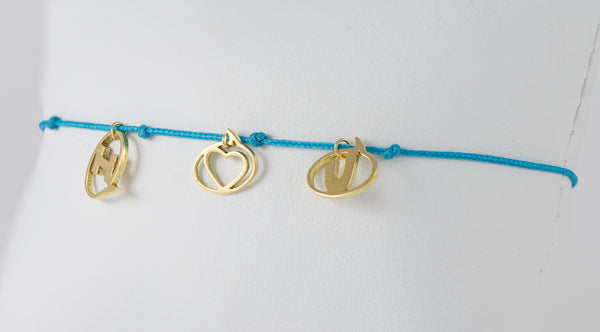 Pulsera La Mome Bijou hilo azul y letras colgantes de oro amarillo 18k