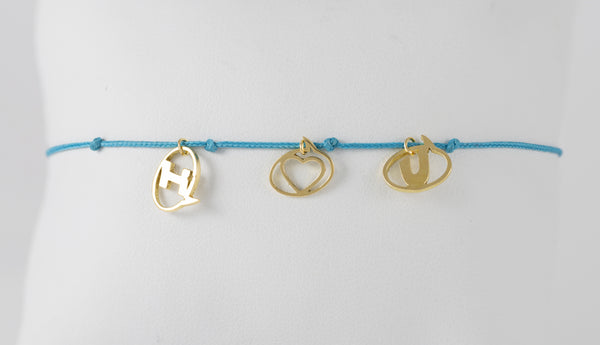 Pulsera La Mome Bijou hilo azul y letras colgantes de oro amarillo 18k